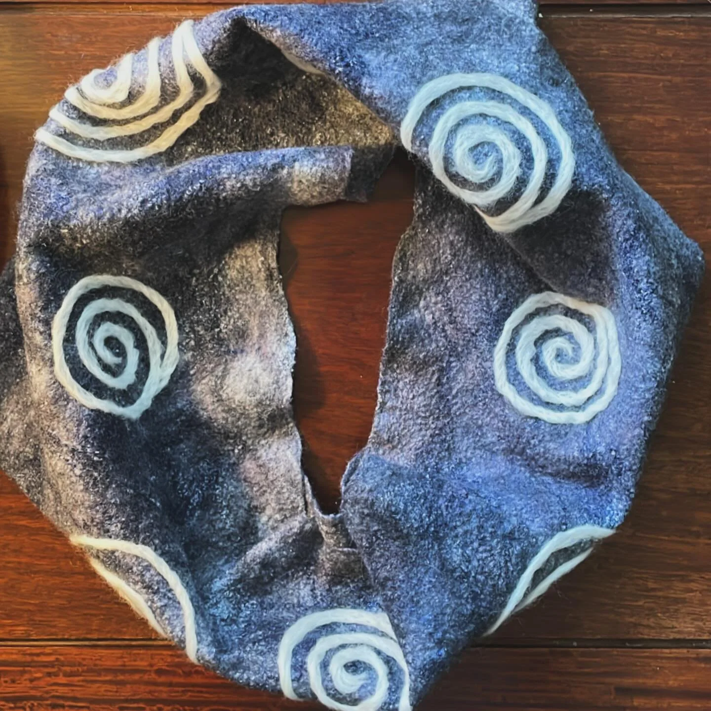 Nuno felted starry night infinity scarf π
Handmade merino wool art batts on a margilan silk base with glittery blue Angelina fiber and needlefelted merino yarn stars.
#fiber
#fiberart_community #fiberart
#fiberartist
#nunofelting