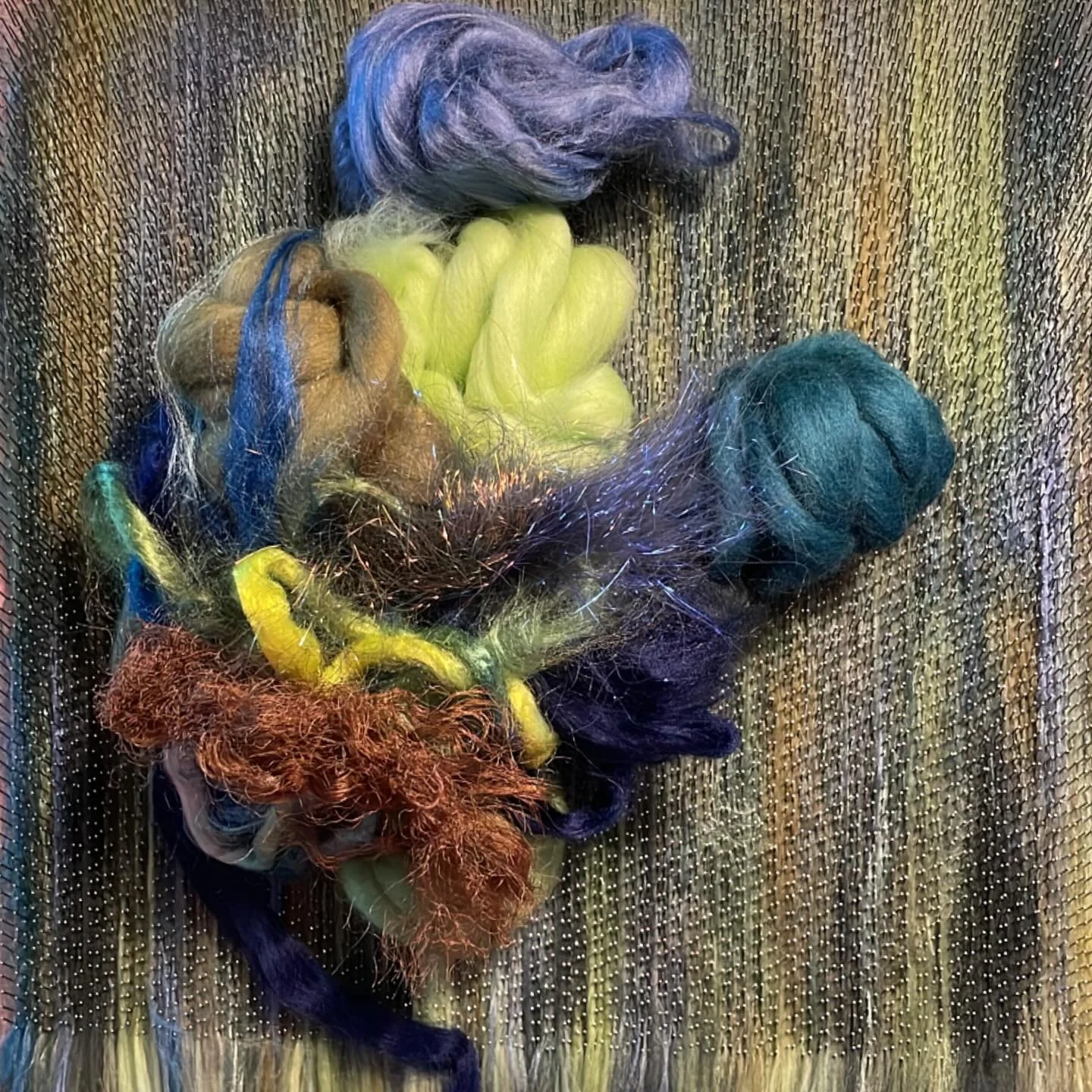 Hand-carded art batt inspired by the ocean π
#fiberart #wetfelting #fiberart_community #fiberartist #wearableart