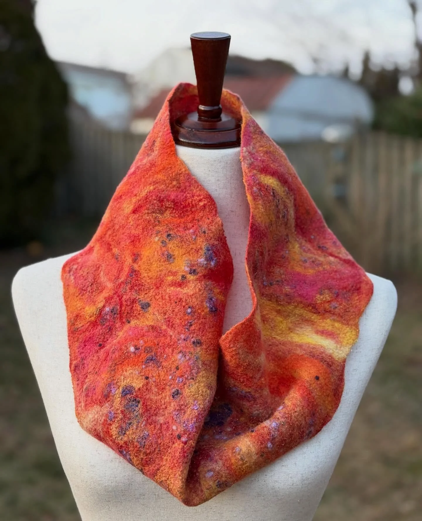 A few recent cowls and a scarf; different techniques, all remarkably lightweight, breathable, and warm, thanks to merino wool and/or silk.
#nunofelting #wetfelting #wearableart