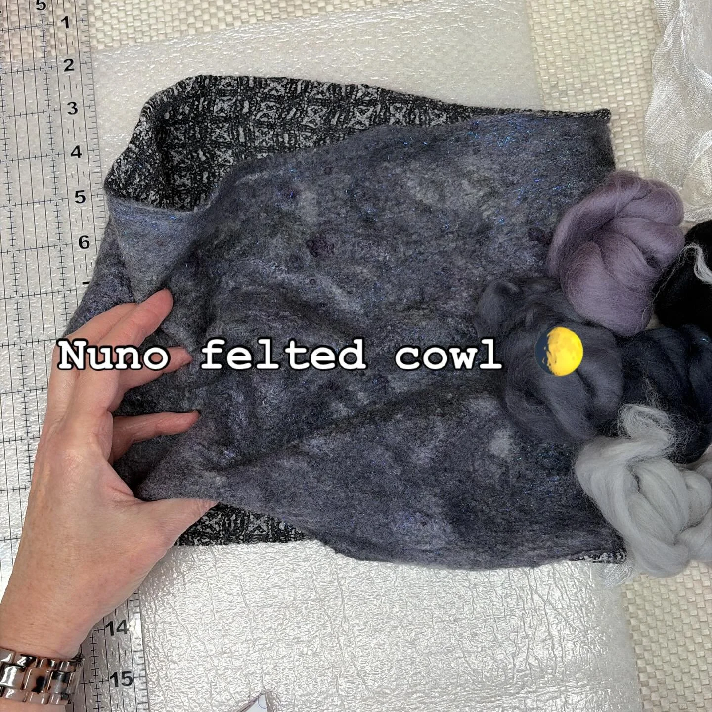 #nunofelting #wetfelting #wearableart Merino wool and surface fibers from @livingfelt