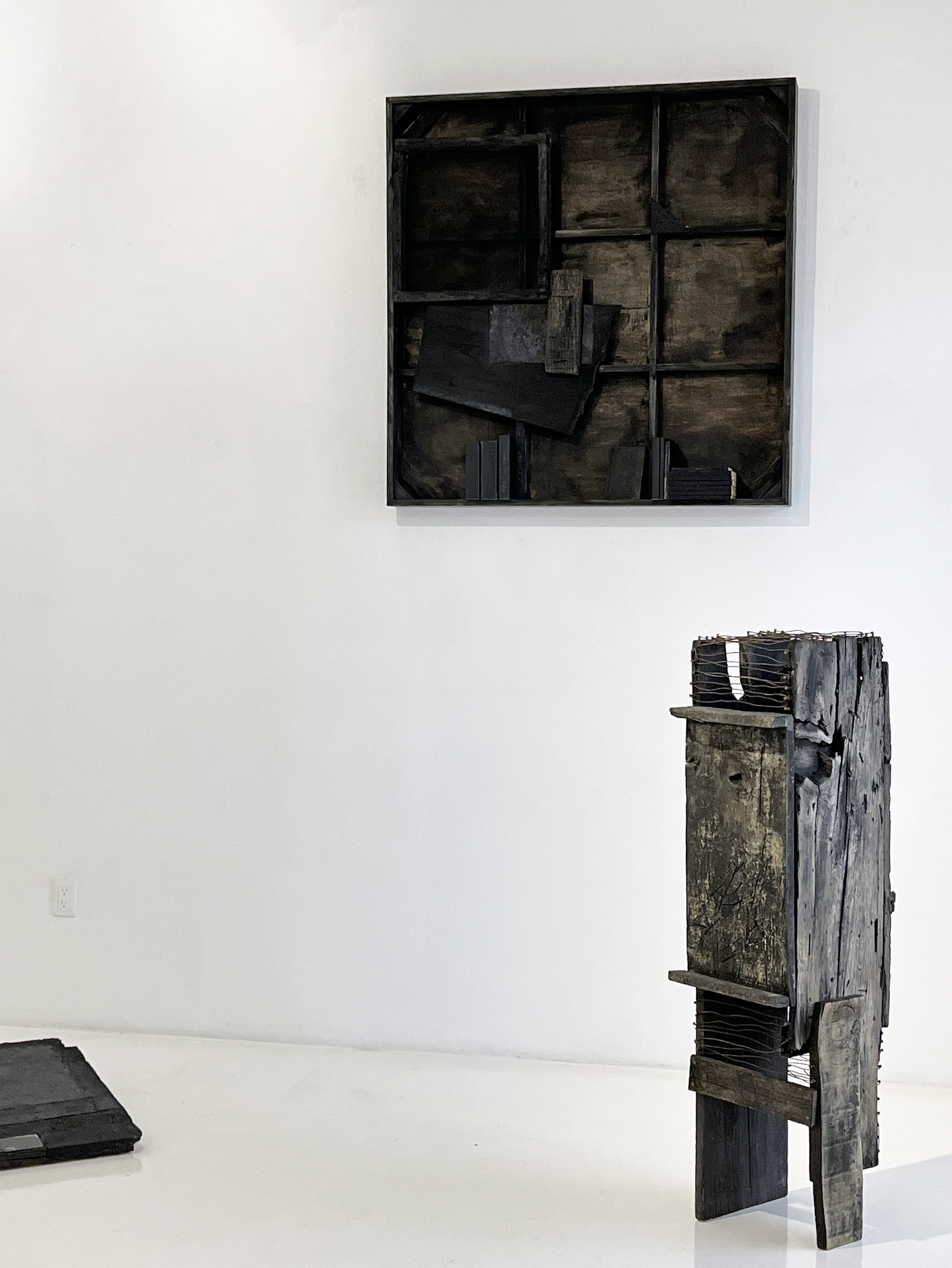 espacios interiores installation (partial view) | librero, 120 x 120 x 10cm (wall) | cuerpo ii, 135 x 35 x 45cm (floor)