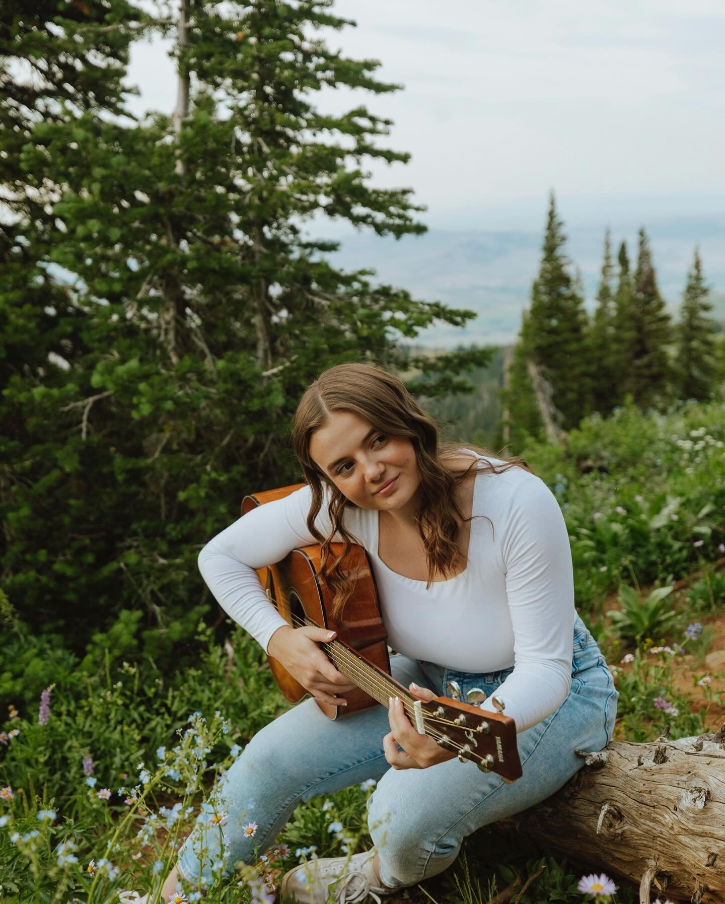 finally posting again on here because my baby sister is 18🥹 had soooo much fun up in the mountains with brynli for her senior photos. I seriously love when seniors bring props and things that represent them🥹 it just makes it even more unique and cu
