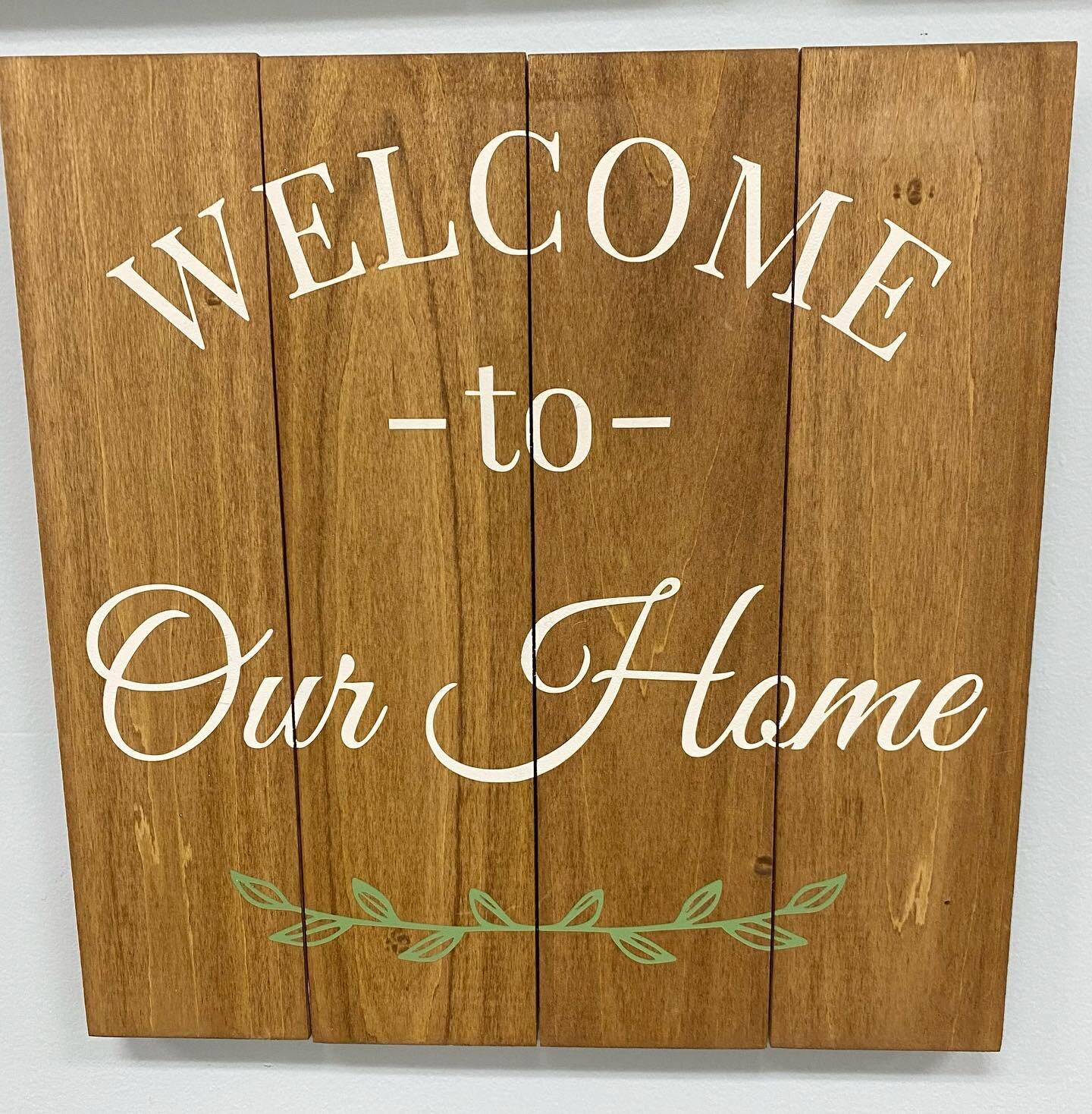 We love this classic welcome to our home square sign! This design is available in our stencil bar, which means you can make it at any workshop if you forgot to order your project in advance. Workshop dates are available at wordsonwood.com 

-
-
#word