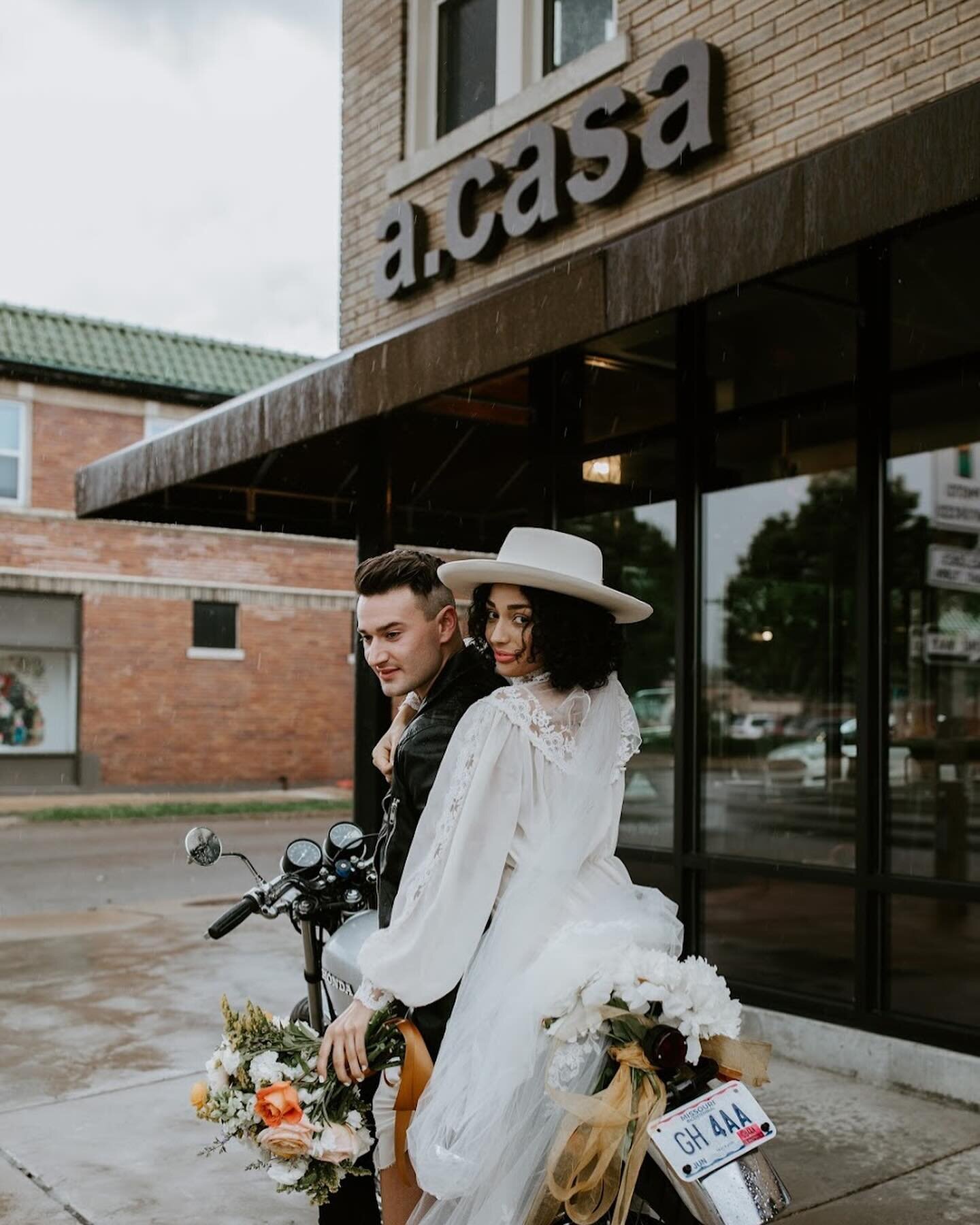 ✨a rainy send-off ✨

planner - @a.companie_events 
photographer - @_tammicamp
couple - @nolanrmanning &amp; @janesemanning 

#stlweddingplanner #saintlouisweddingplanner #fallwedding #stlmade #weddingvenue #wedding #weddinginspiration #weddinginspo #