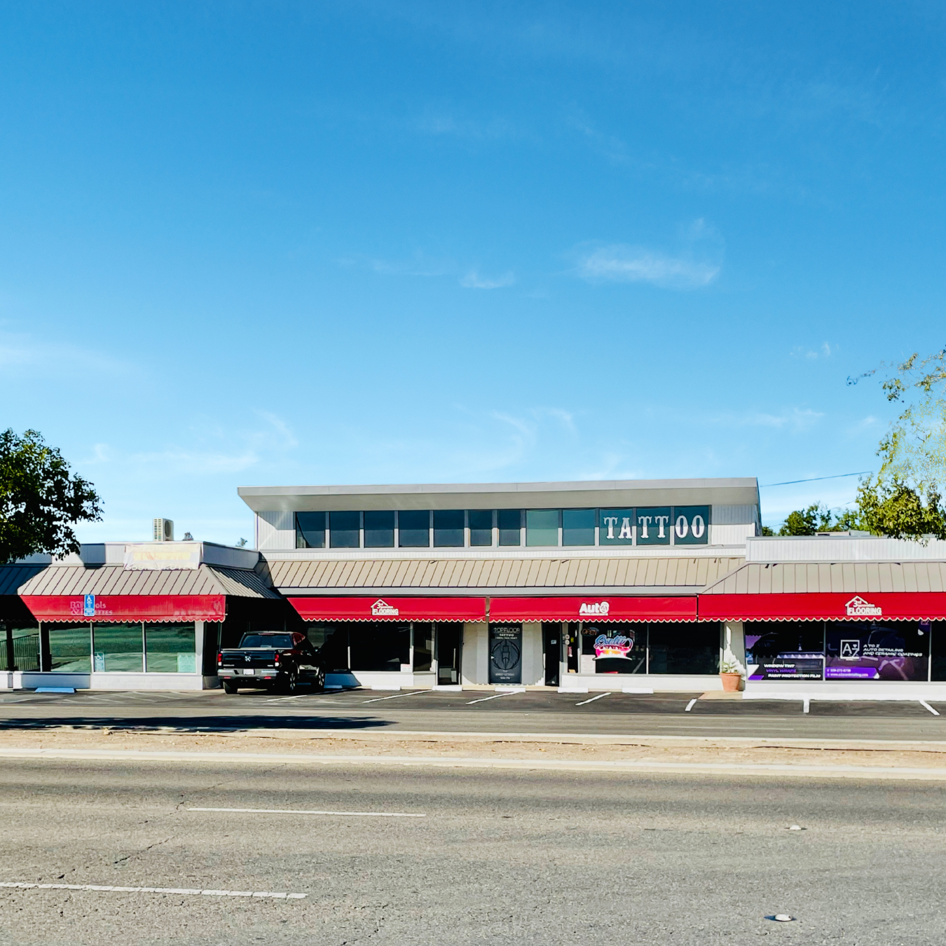 6125-6129 North Blackstone Avenue. Fresno, CA 93710 