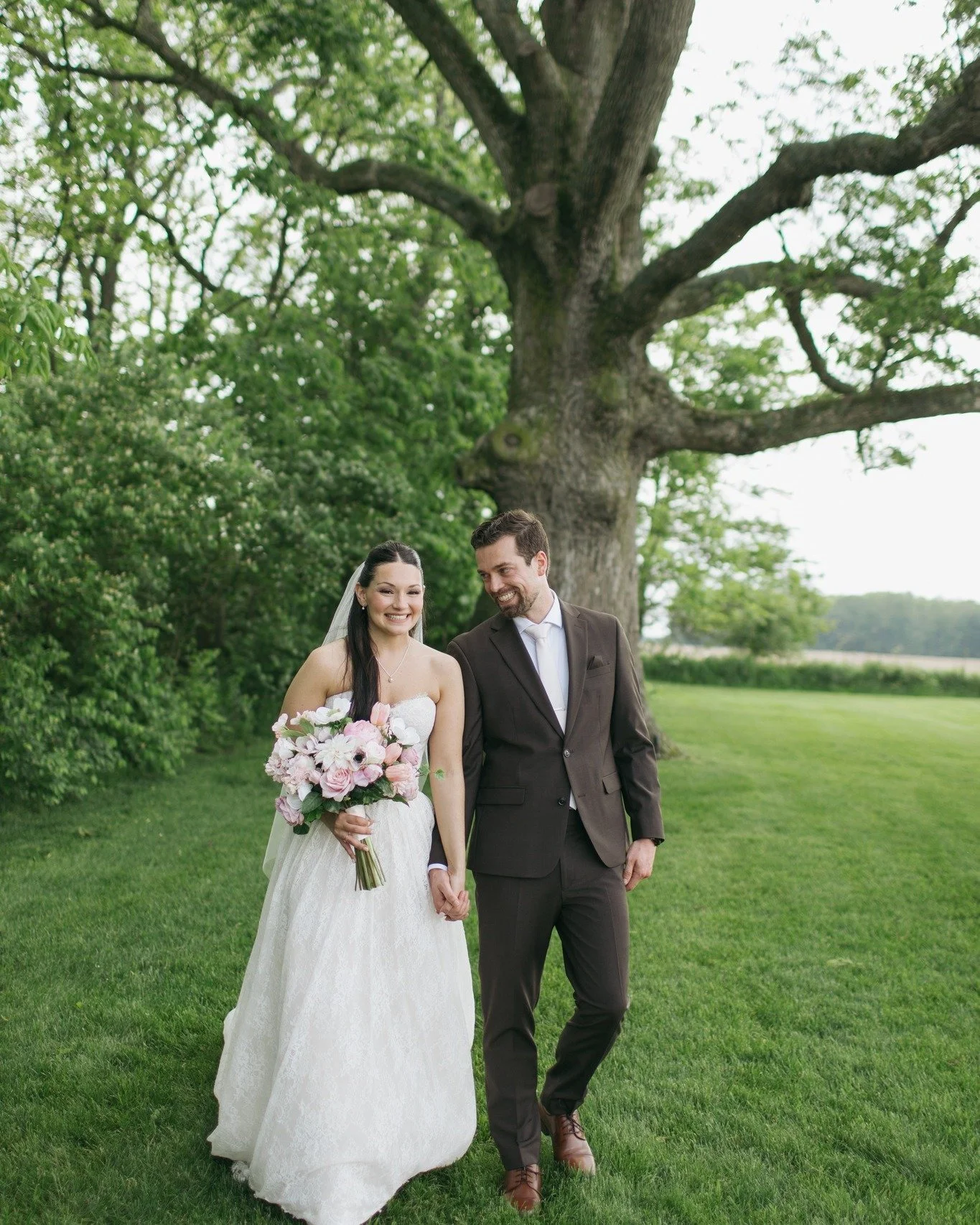 A late spring ceremony beneath the oak tree.

One of our favorite things about this space is how it feels intimate, even with a full guest list.

If you're searching for a wedding venue near Columbus, we'd love to show you around. Link in bio.

Wonde
