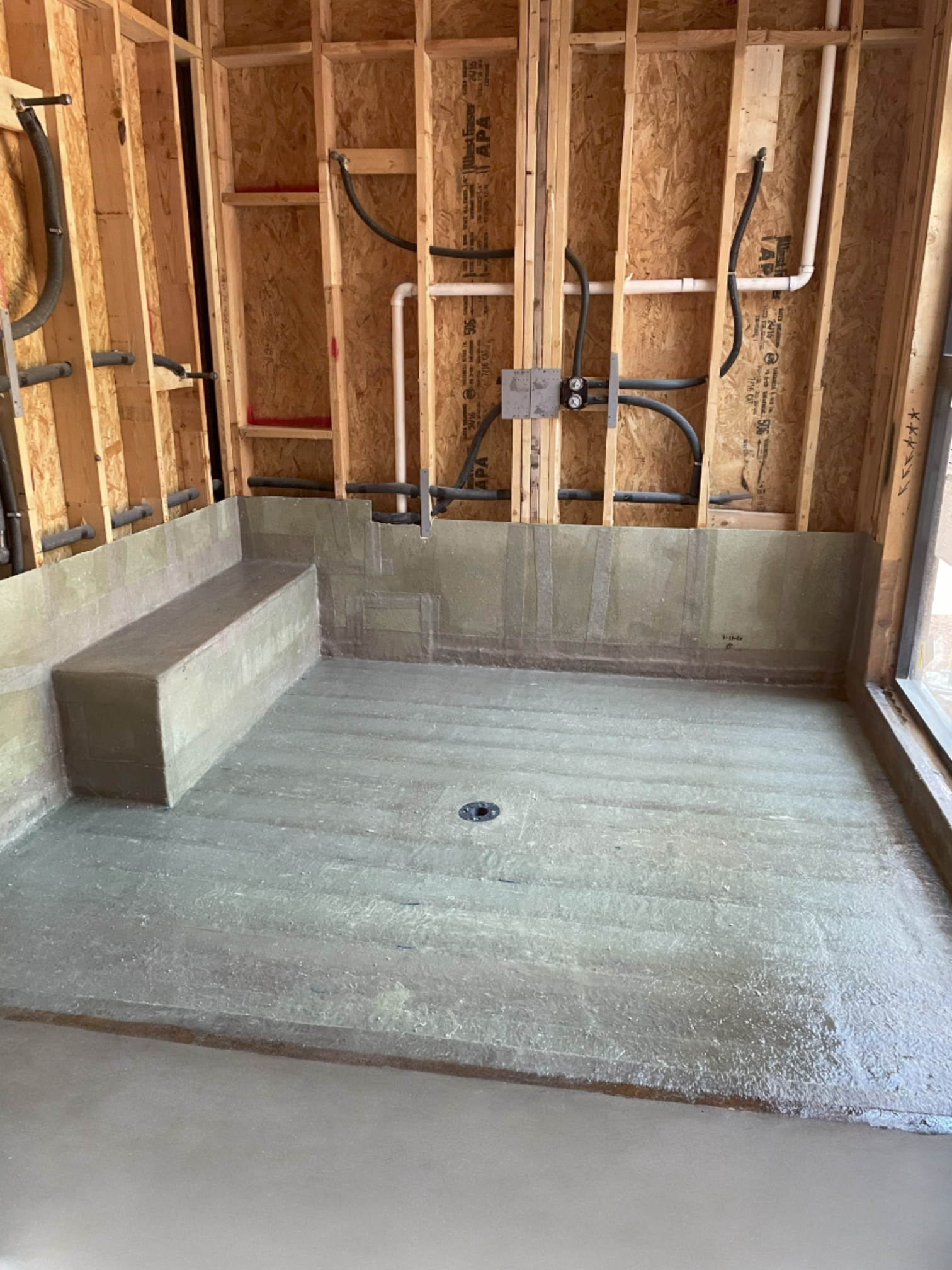 shower with bench.PNG