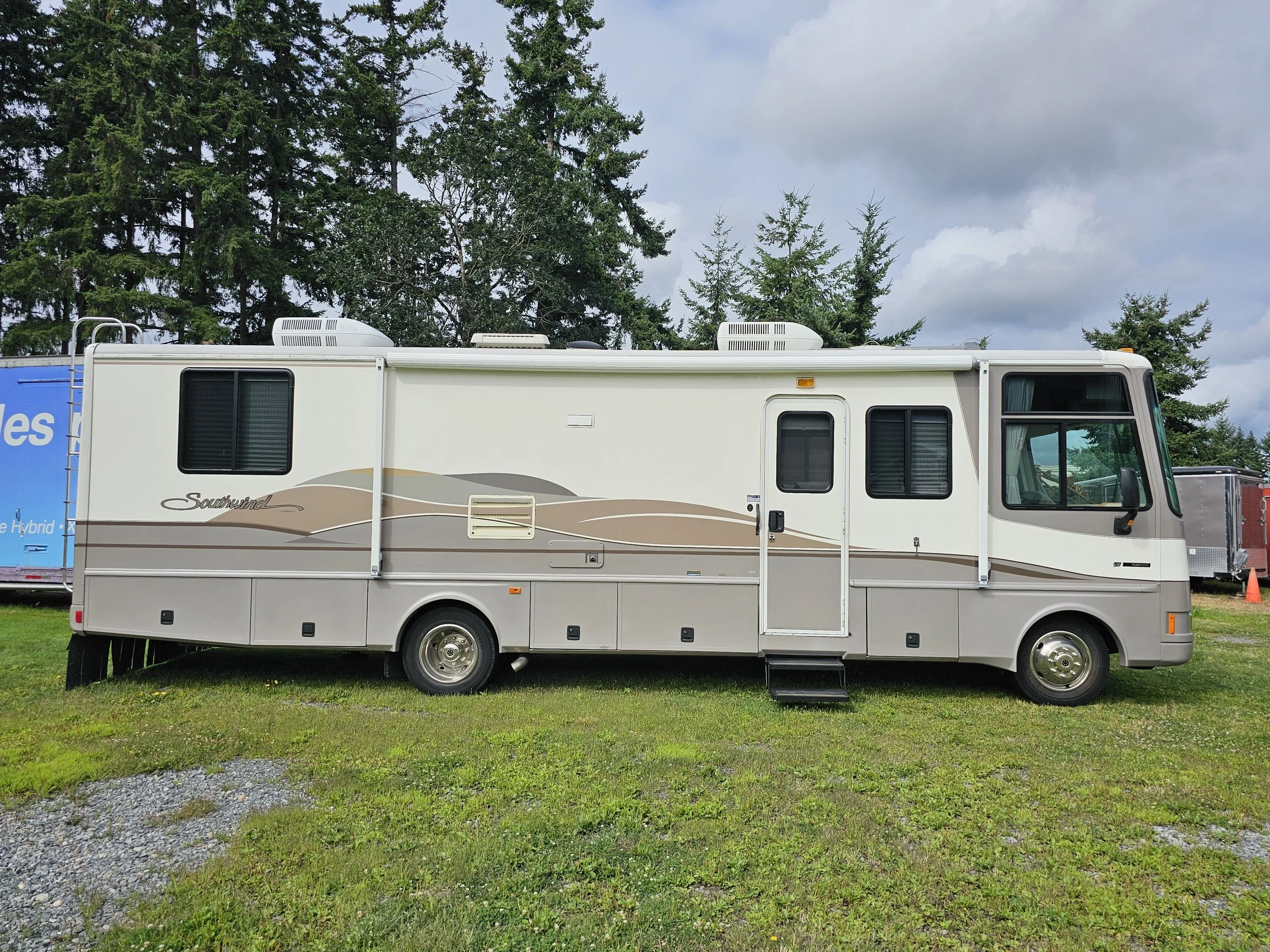 1999 Fleetwood Southwind RV — Cosmopolitan Motors LLC