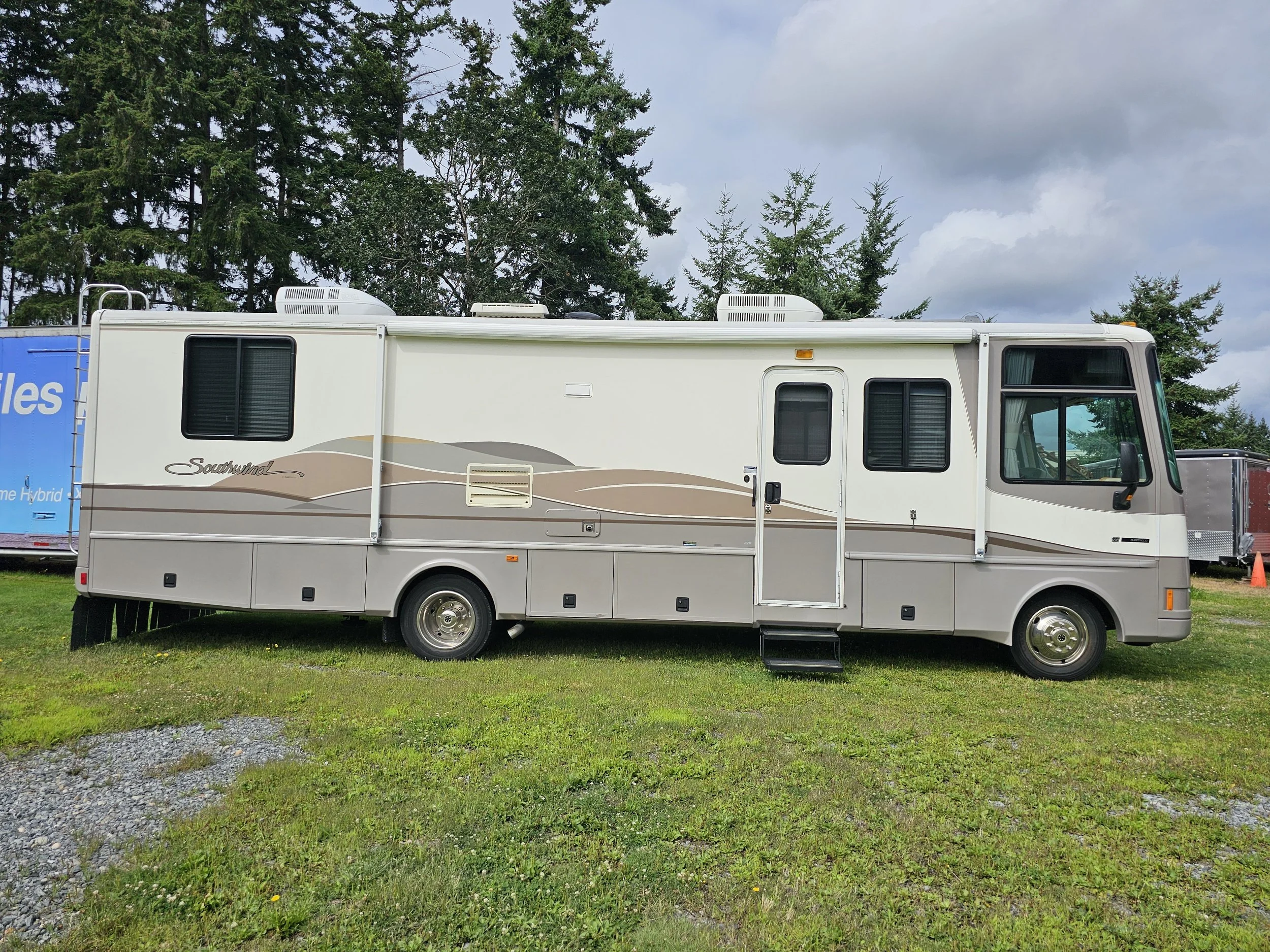 1999 Fleetwood Southwind RV — Cosmopolitan Motors LLC