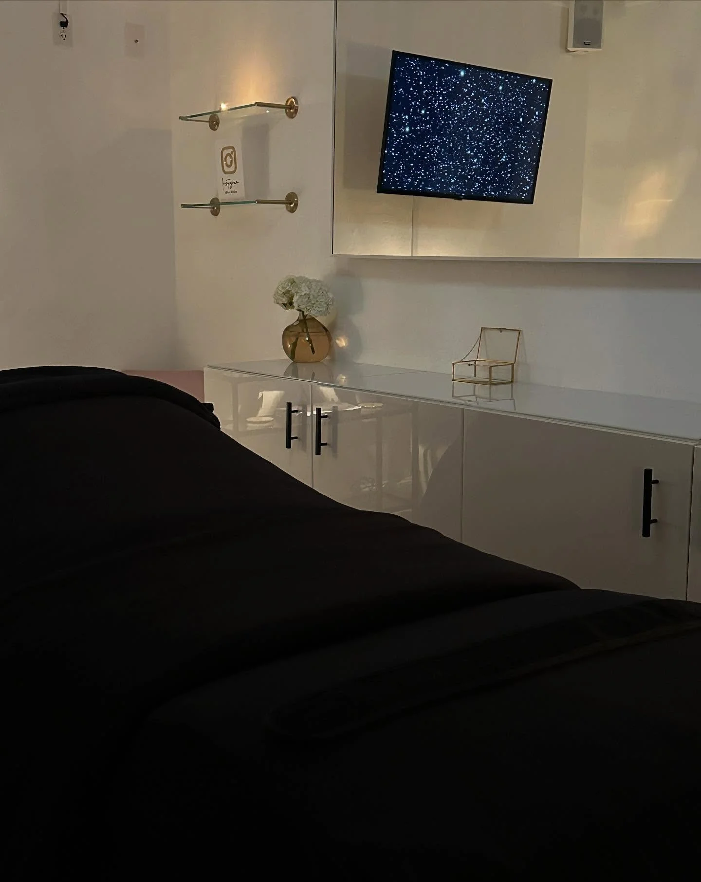 Glimpses into the space where healing, transformation, and intention meet ✨

every moment, every face, every detail&mdash;rooted in care &hearts;

#luxeskinbar #skinbykristie #arizona #skincare #skinrevision