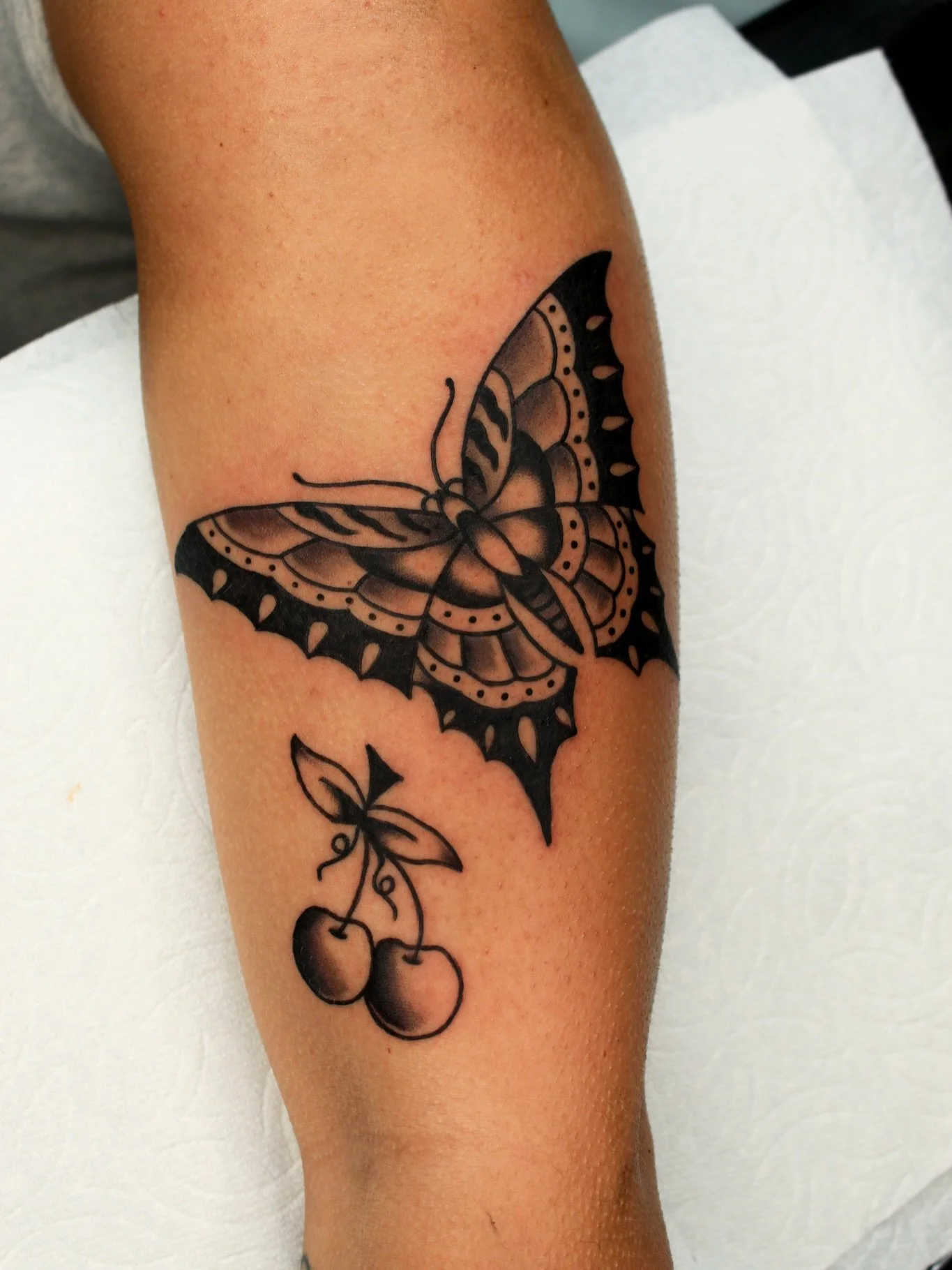 Butterfly and cherries for Grace!🦋🍒

kehrmietattoos.com//kehrmietatts@gmail.com

#TraditionalTattoo #TattooArtist #BayAreaTattoos #Berkeleytattoo #SanFranciscoTattoo #TattooFlash #Tattoo #Inked #TattooCulture #Inked #Tattoo