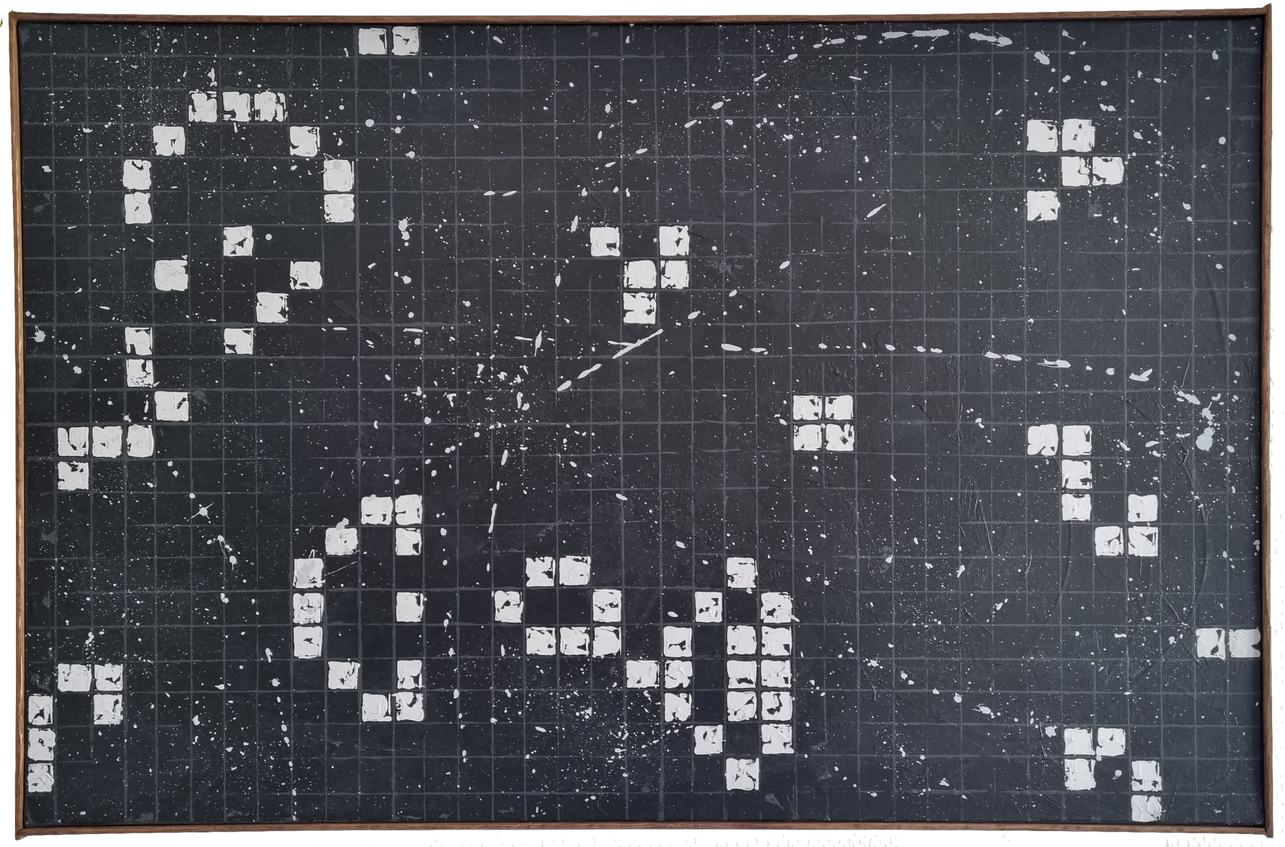 Tableau noir avec des marques de peinture blanche, de petites cases et des tracés, probablement utilisé pour un jeu ou un projet artistique.