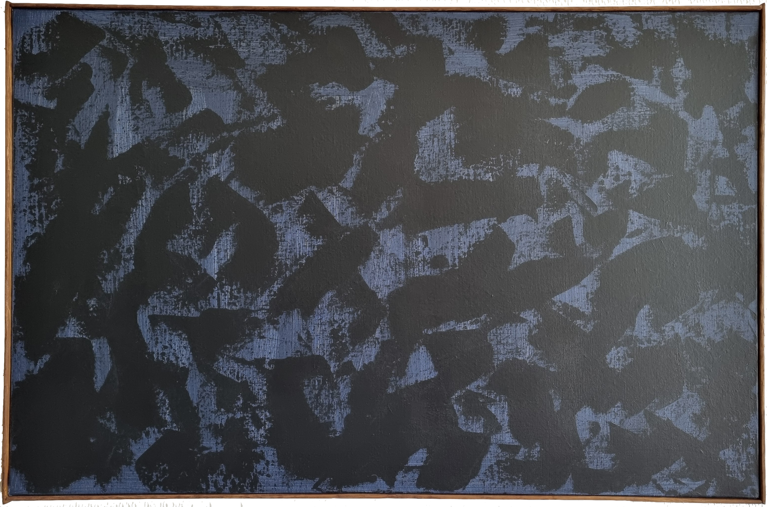 Une plaque noire avec un motif abstrait gris foncé, encadrée en bois.