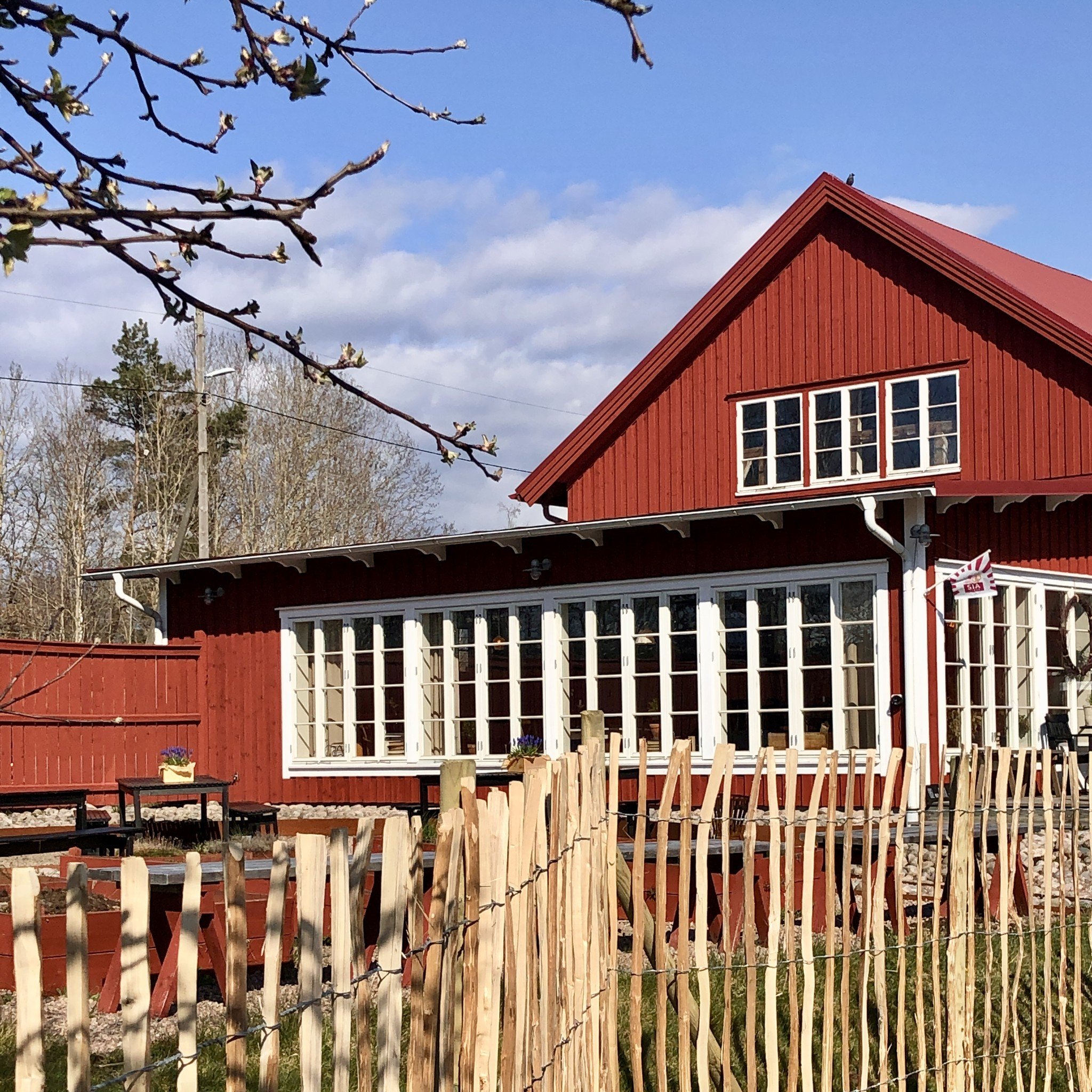 Tjocka knoppar p&aring; &auml;ppletr&auml;den utanf&ouml;r g&aring;rdens K&Ouml;K &amp; KAF&Eacute;, f&aring;r vi v&auml;rme n&auml;sta vecka kan vi snart sitta under blommande tr&auml;d!

I dag passar det nog b&auml;ttre att sitta inne p&aring; vera