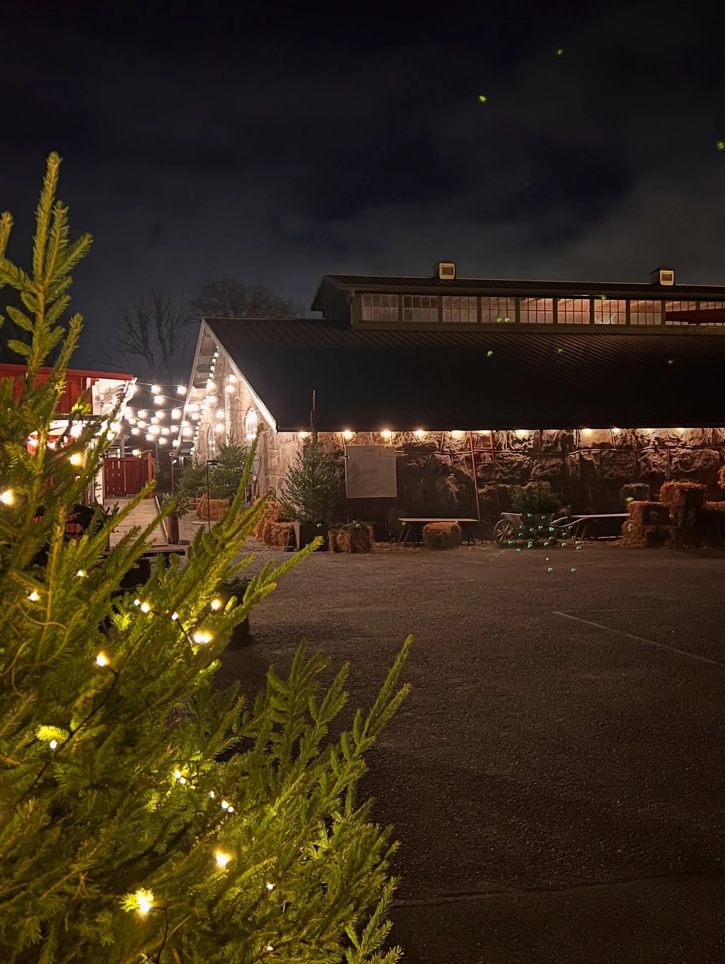 JULKV&Auml;LL P&Aring; G&Aring;RDEN, v&auml;lkommen till en st&auml;mningsfull julkv&auml;ll! 

Torsdagen den 11 december h&aring;ller alla butiker och restaurangen extra kv&auml;lls&ouml;ppet mellan 16&ndash;19. Njut av att strosa runt i lugn och ro