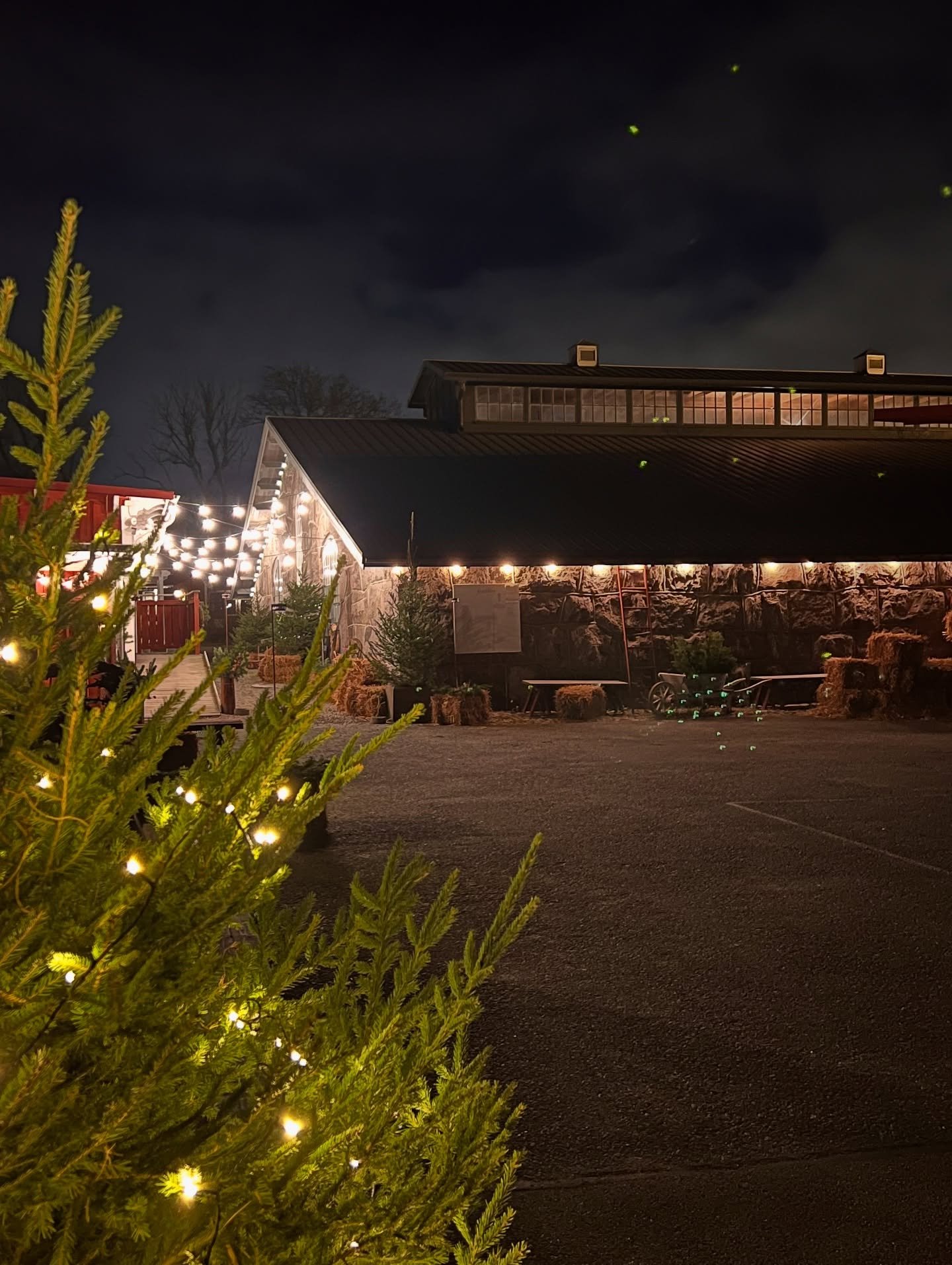 JULKV&Auml;LL P&Aring; G&Aring;RDEN, v&auml;lkommen till en st&auml;mningsfull julkv&auml;ll! 

Torsdagen den 11 december h&aring;ller alla butiker och restaurangen extra kv&auml;lls&ouml;ppet mellan 16&ndash;19. Njut av att strosa runt i lugn och ro