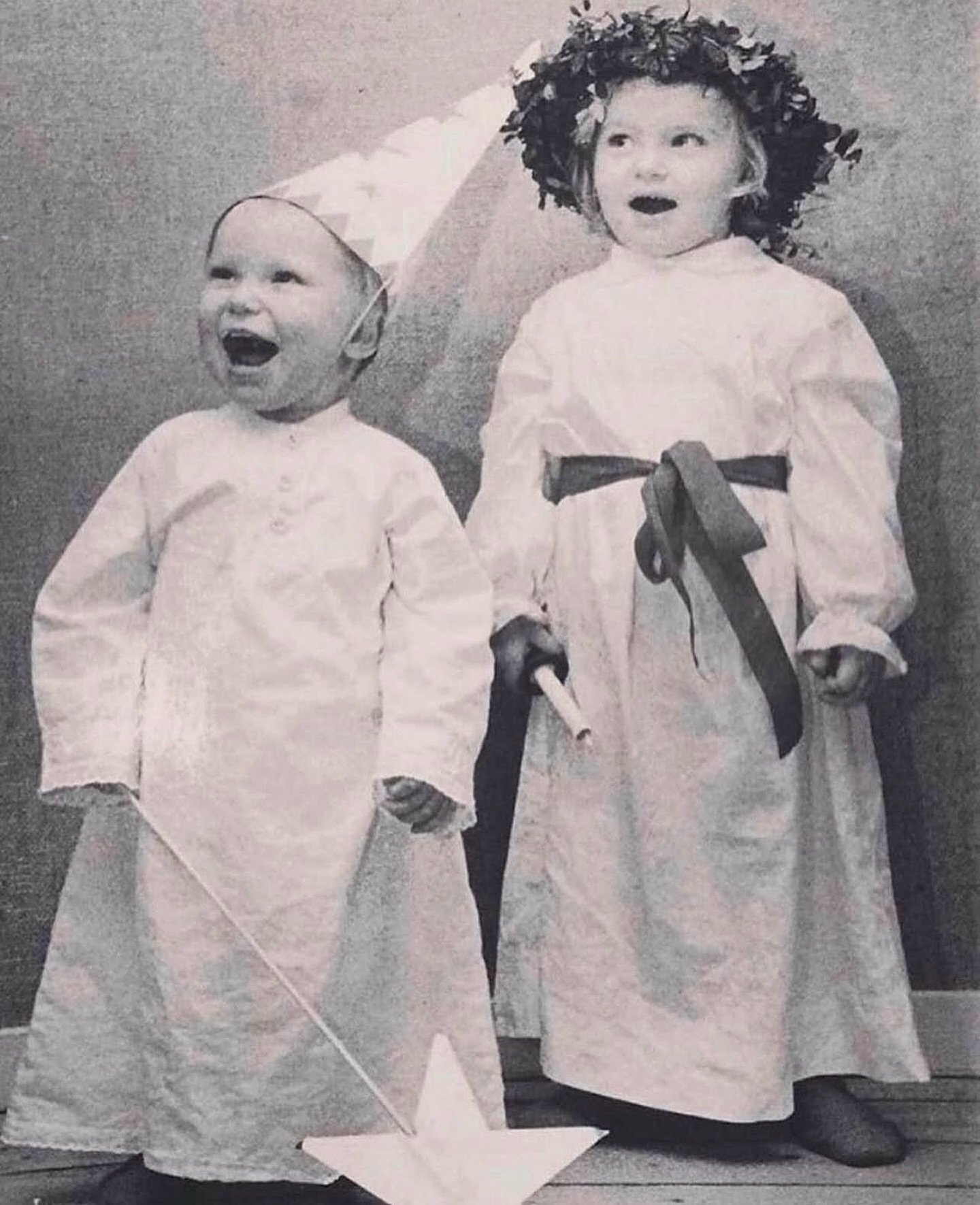 En g&aring;ng om &aring;ret r&aring;der det inga tvivel om vilken bild som ska delas &ndash; just den h&auml;r.

P&aring; fotografiet fr&aring;n tidigt 70-tal har g&aring;rdens d&aring; yngsta, Anna och Oskar i fj&auml;rde generationen, precis varit 