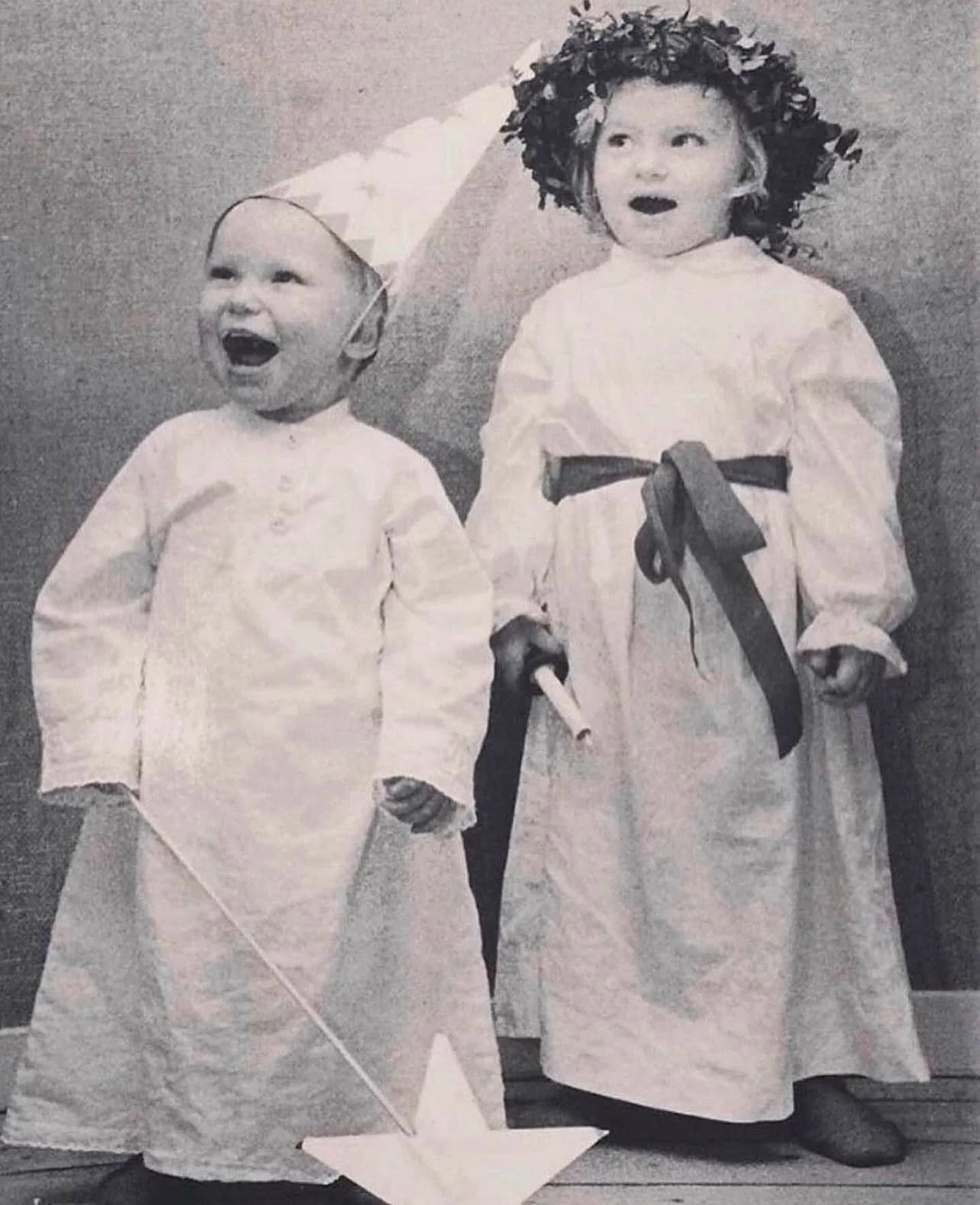 En g&aring;ng om &aring;ret r&aring;der det inga tvivel om vilken bild som ska delas &ndash; just den h&auml;r.

P&aring; fotografiet fr&aring;n tidigt 70-tal har g&aring;rdens d&aring; yngsta, Anna och Oskar i fj&auml;rde generationen, precis varit 