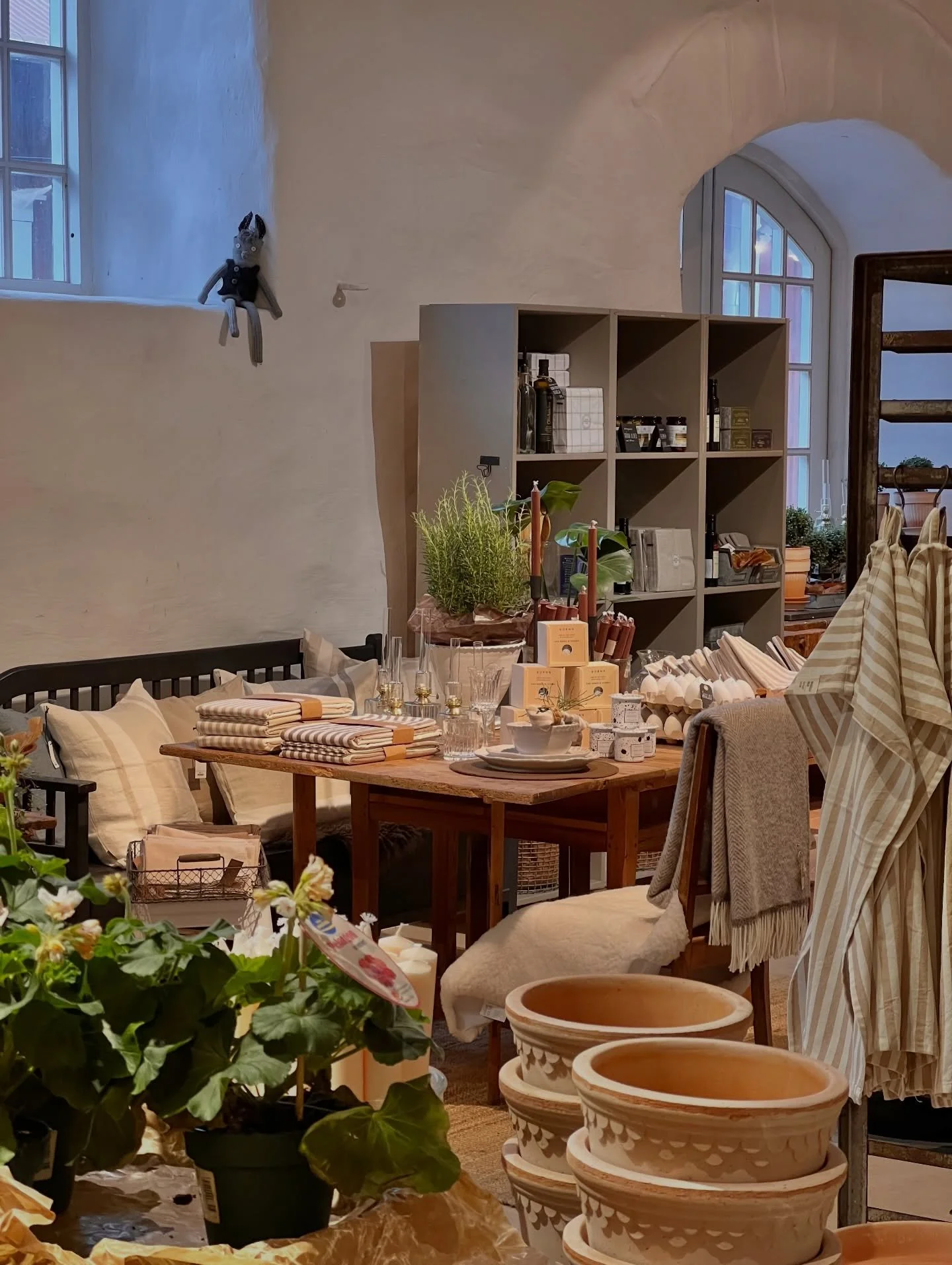 Nu b&ouml;rjar v&aring;rleveranserna trilla in hos Butik Stora Holms S&auml;teri och butiken fylls sakta men s&auml;kert med ljusare toner, nya detaljer och h&auml;rlig v&aring;rk&auml;nsla. N&auml;r vinterns kyla fortfarande h&aring;ller oss i sitt 