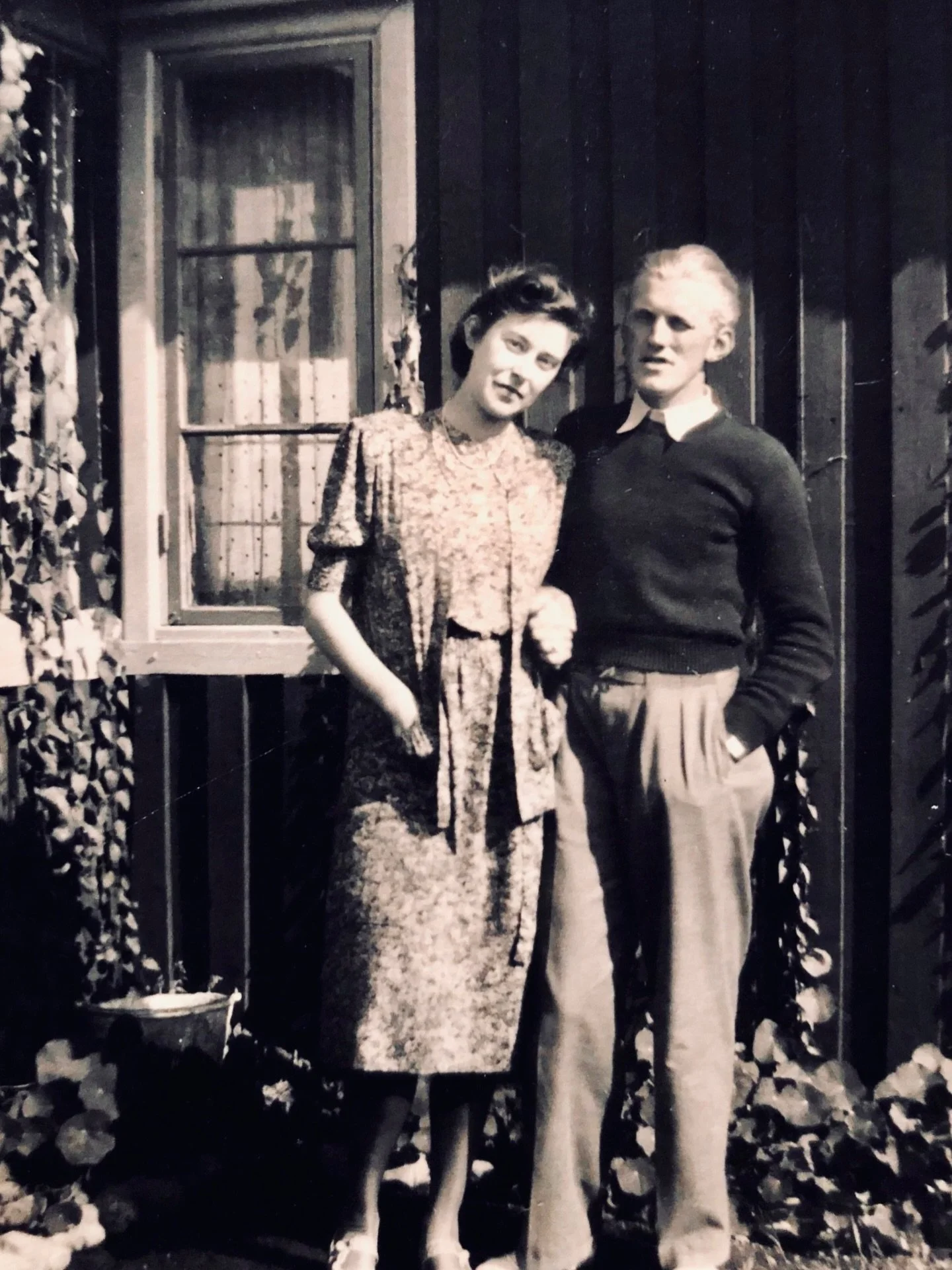 I dag p&aring; Internationella kvinnodagen vill vi s&auml;rskilt hylla v&aring;r farmor Ulla &ndash; och alla kvinnor vars arbete, styrka och vardag byggt upp g&aring;rdar, familjer och f&ouml;retag genom generationer. 

Farmor Ulla var flickan fr&ar