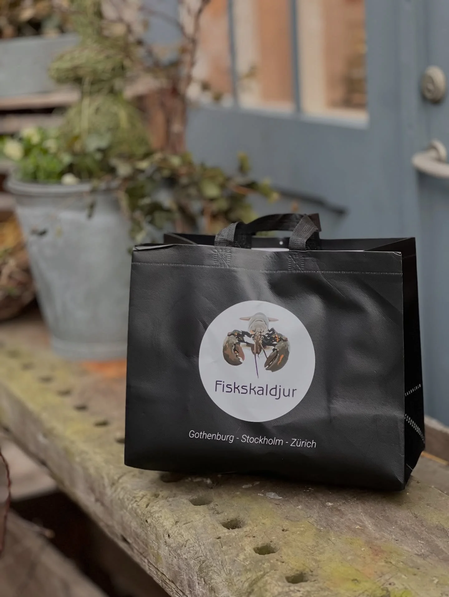 Det b&ouml;rjar verkligen pirra av p&aring;skst&auml;mning h&auml;r p&aring; g&aring;rden! 
 F&ouml;rberedelserna inf&ouml;r helgens p&aring;skmarknad &auml;r i full g&aring;ng, och idag rullade b&aring;de en kyldisk och de f&ouml;rsta godsakerna in.