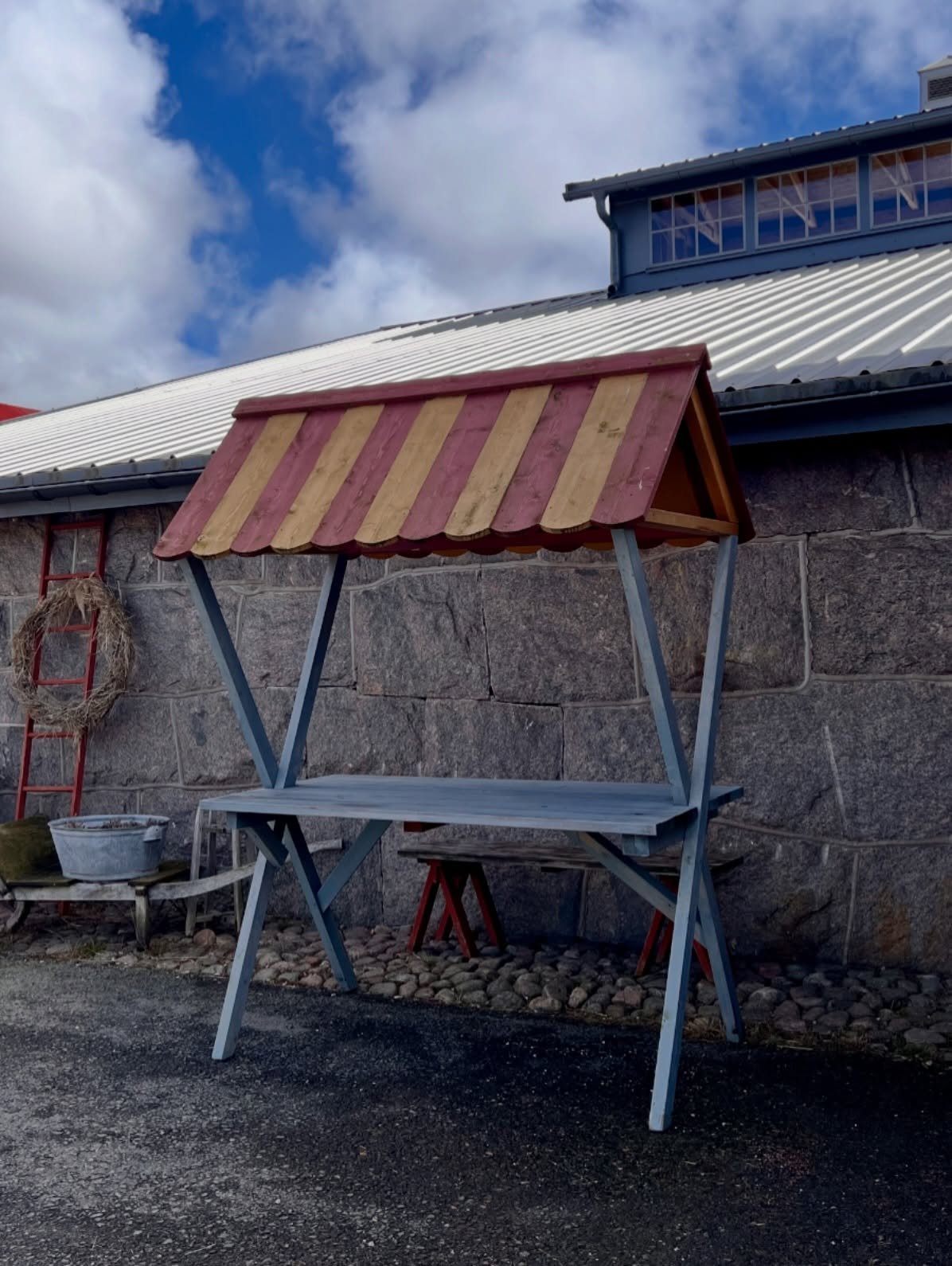 Vi har blivit med torgst&aring;nd! Fem stycken levererades med lastbil i g&aring;r. Det &auml;r b&ouml;rjan p&aring; n&aring;got riktigt kul som vi ska g&ouml;ra h&auml;r p&aring; g&aring;rden. Forts&auml;ttning f&ouml;ljer, h&aring;ll utkik!
.
.
.
.