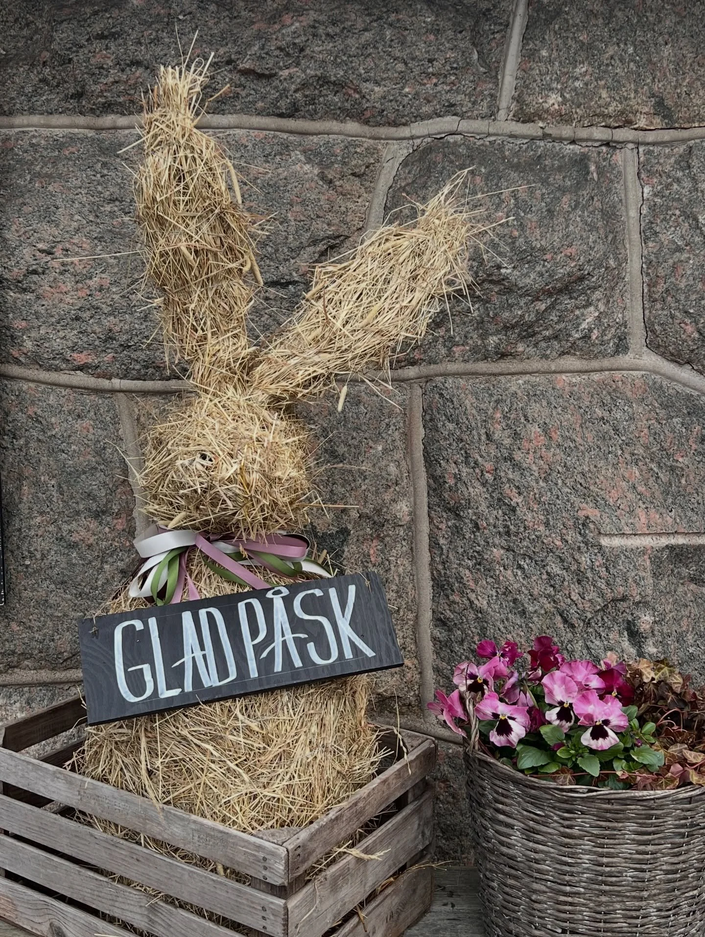 FIRA P&Aring;SKEN P&Aring; G&Aring;RDEN!

Under p&aring;skhelgen h&aring;ller b&aring;de j. mat &amp; mer K&Ouml;K &amp; KAF&Eacute; och Butik Stora Holms S&auml;teri &ouml;ppet de flesta dagar &ndash; endast annandagen har vi st&auml;ngt.

V&auml;lk