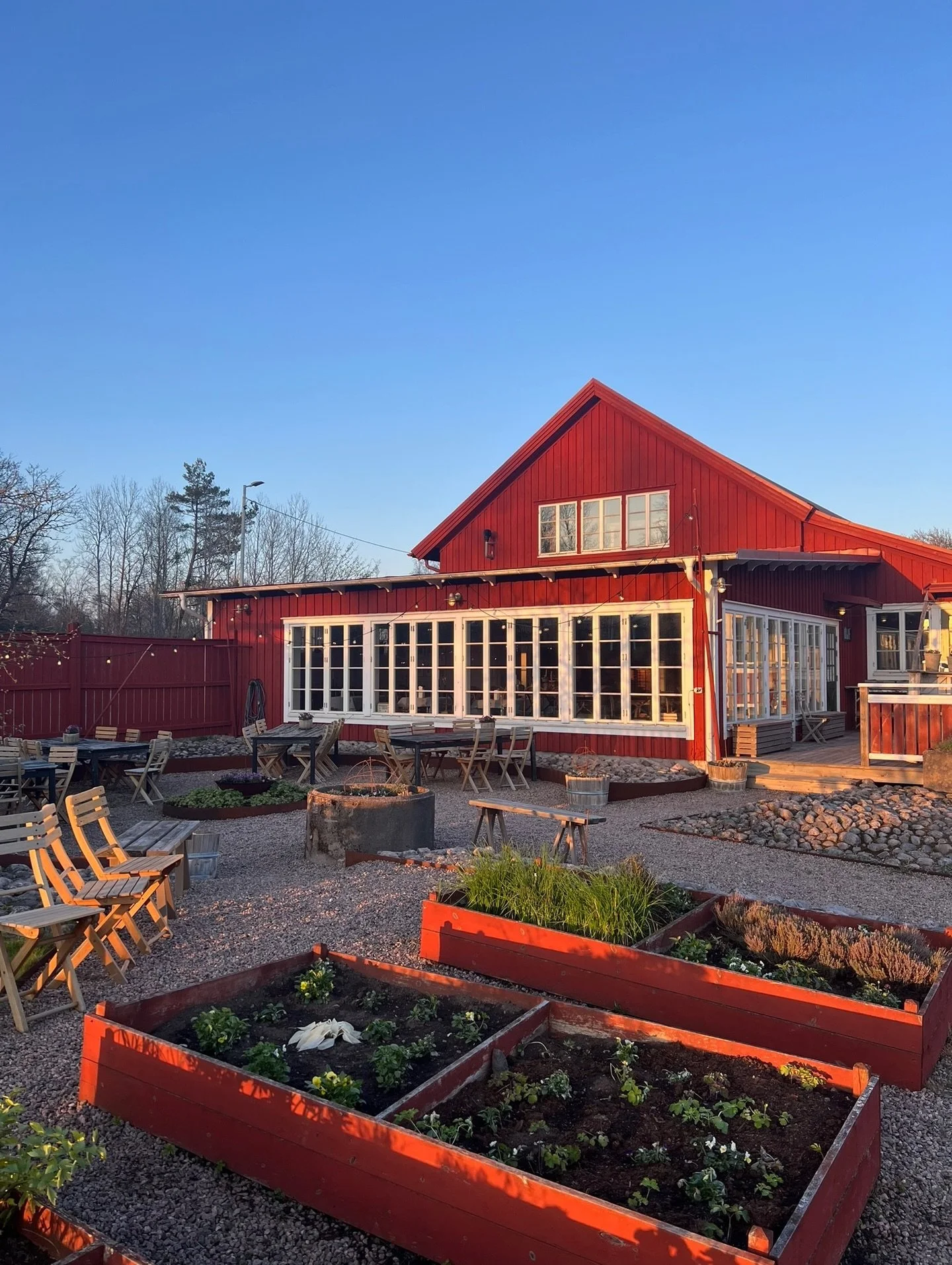 G&aring;rdens allra b&auml;sta soll&auml;ge hittar ni hos restaurangen &ndash; en plats d&auml;r v&aring;ren verkligen f&aring;r ta plats.

Sl&aring; er ner p&aring; glasverandan och l&aring;t ljuset fl&ouml;da in, eller v&auml;lj en plats ute p&arin