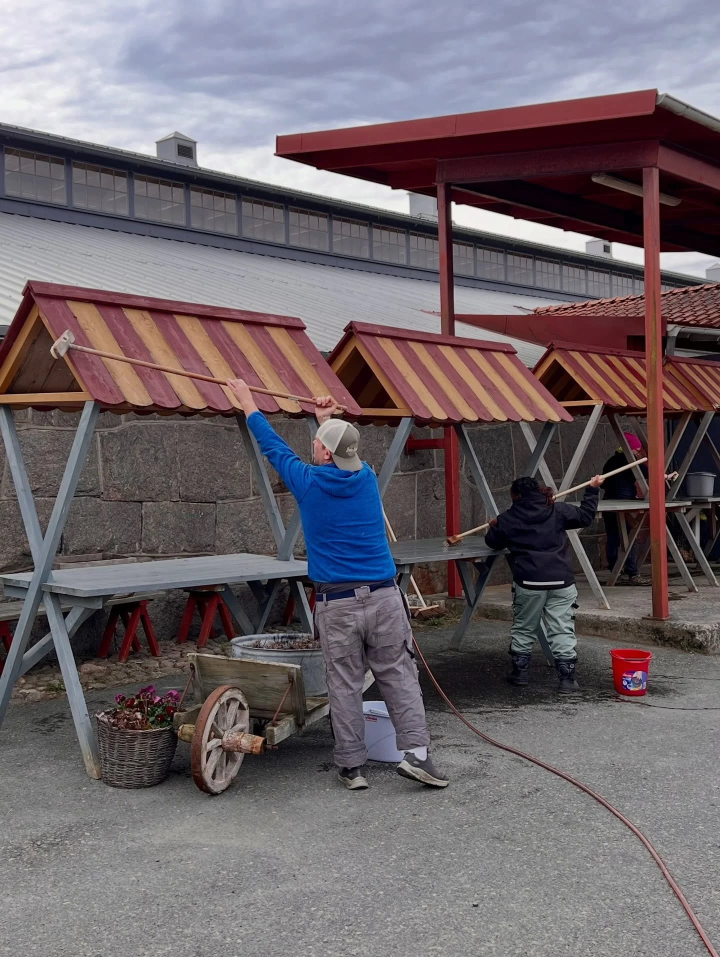 I veckan har vi f&aring;tt s&aring; fin hj&auml;lp med att skura v&aring;ra nya torgst&aring;nd. Det var deltagare fr&aring;n Munhuset dagligverksamhet som kom hit och tog sig an jobbet med skurborstarna, en verkligen v&auml;lbeh&ouml;vlig insats!

N