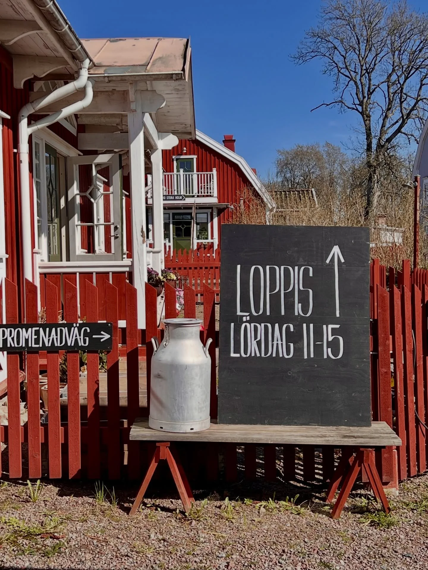 I dag str&aring;lade solen fr&aring;n en klarbl&aring; himmel och g&aring;rden b&ouml;rjar g&ouml;ra sig redo f&ouml;r helgens loppis &ndash; skyltarna &auml;r p&aring; plats, f&ouml;rv&auml;ntan ligger i luften och &auml;nnu en h&auml;rlig loppisdag