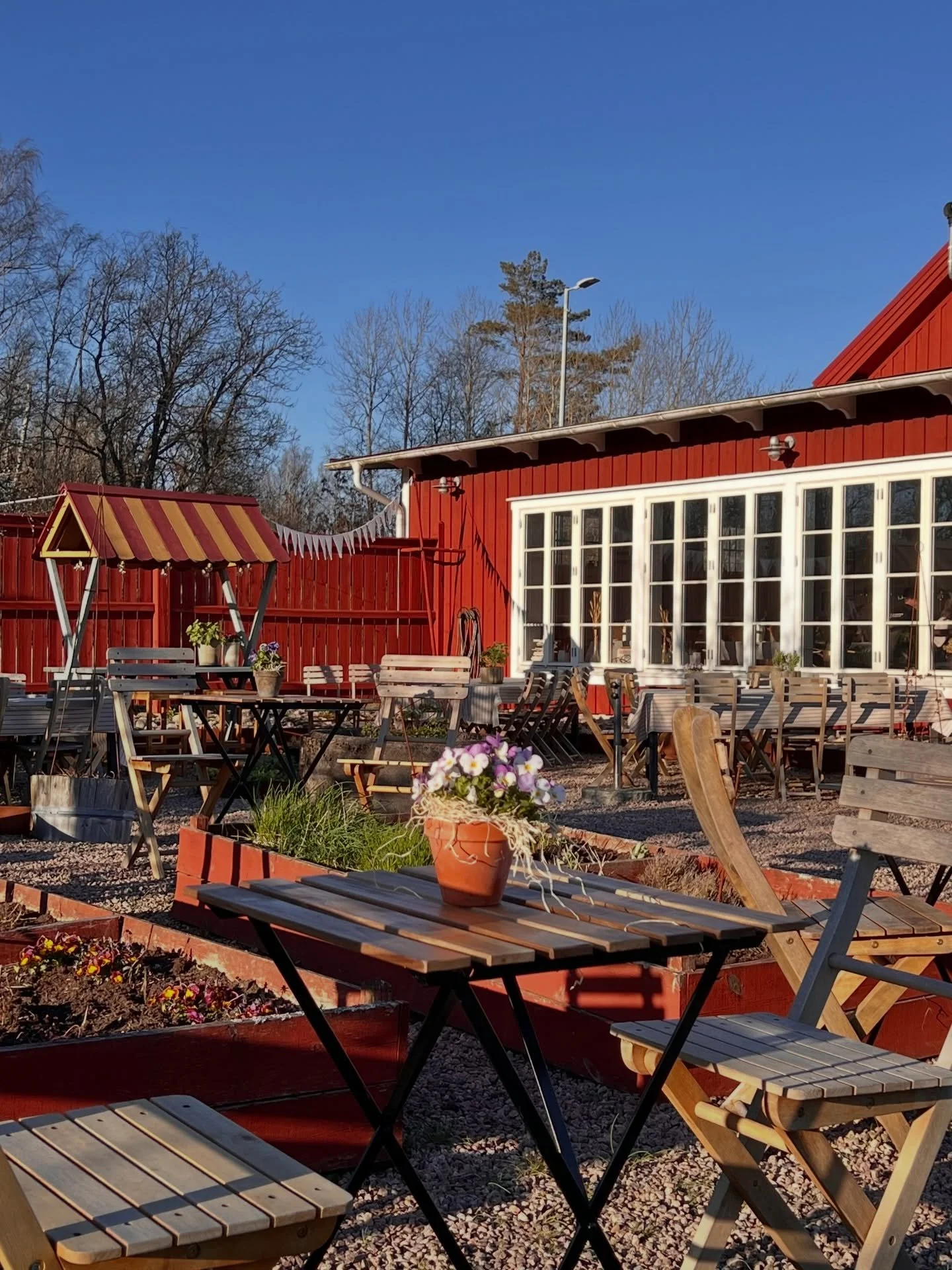 Idag har tr&auml;dg&aring;rden utanf&ouml;r restaurangen f&aring;tt sig en rej&auml;l dos k&auml;rlek och som bonus har det blivit massor av nya sittplatser. Rabatterna &auml;r rensade, blommor har flyttat ut och trivs redan, till och med en liten le