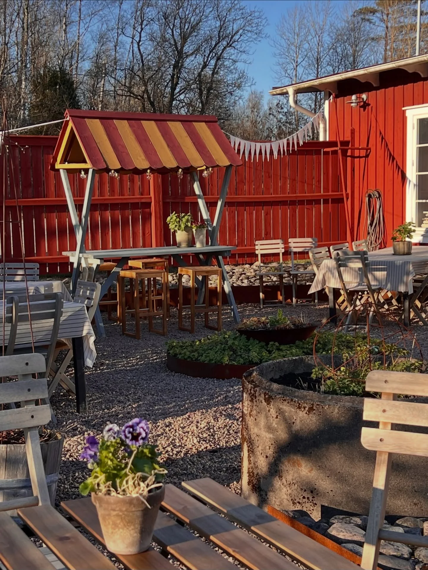 I morgon, l&ouml;rdag 25 april, h&auml;nder det lite extra hos oss! 
 F&ouml;rutom LOPPIS blir det &auml;ven GLASSPREMI&Auml;R med Lejonet &amp; Bj&ouml;rnens goda glass hos j. Mat &amp; mer K&Ouml;K &amp; KAF&Eacute;. 

Kom g&auml;rna f&ouml;rbi, sl