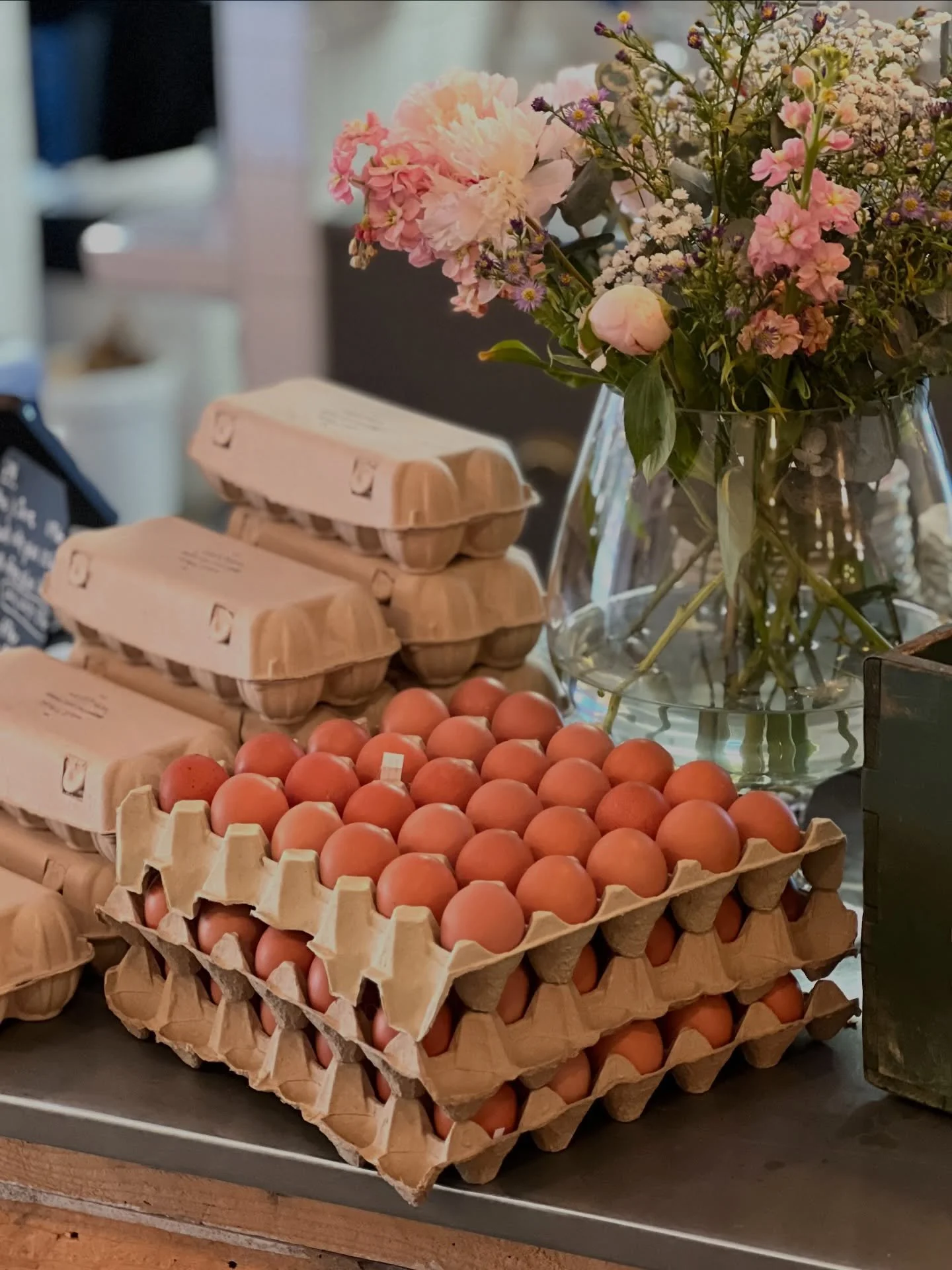 Nu kan du passa p&aring; att k&ouml;pa med dig riktigt f&auml;rska gr&ouml;nbetes&auml;gg n&auml;r du &auml;ter lunch hos @j.matochmer 

&Auml;ggen kommer fr&aring;n h&ouml;norna p&aring; @storatumlehedgard alldeles n&auml;stg&aring;rds. De bor i ett
