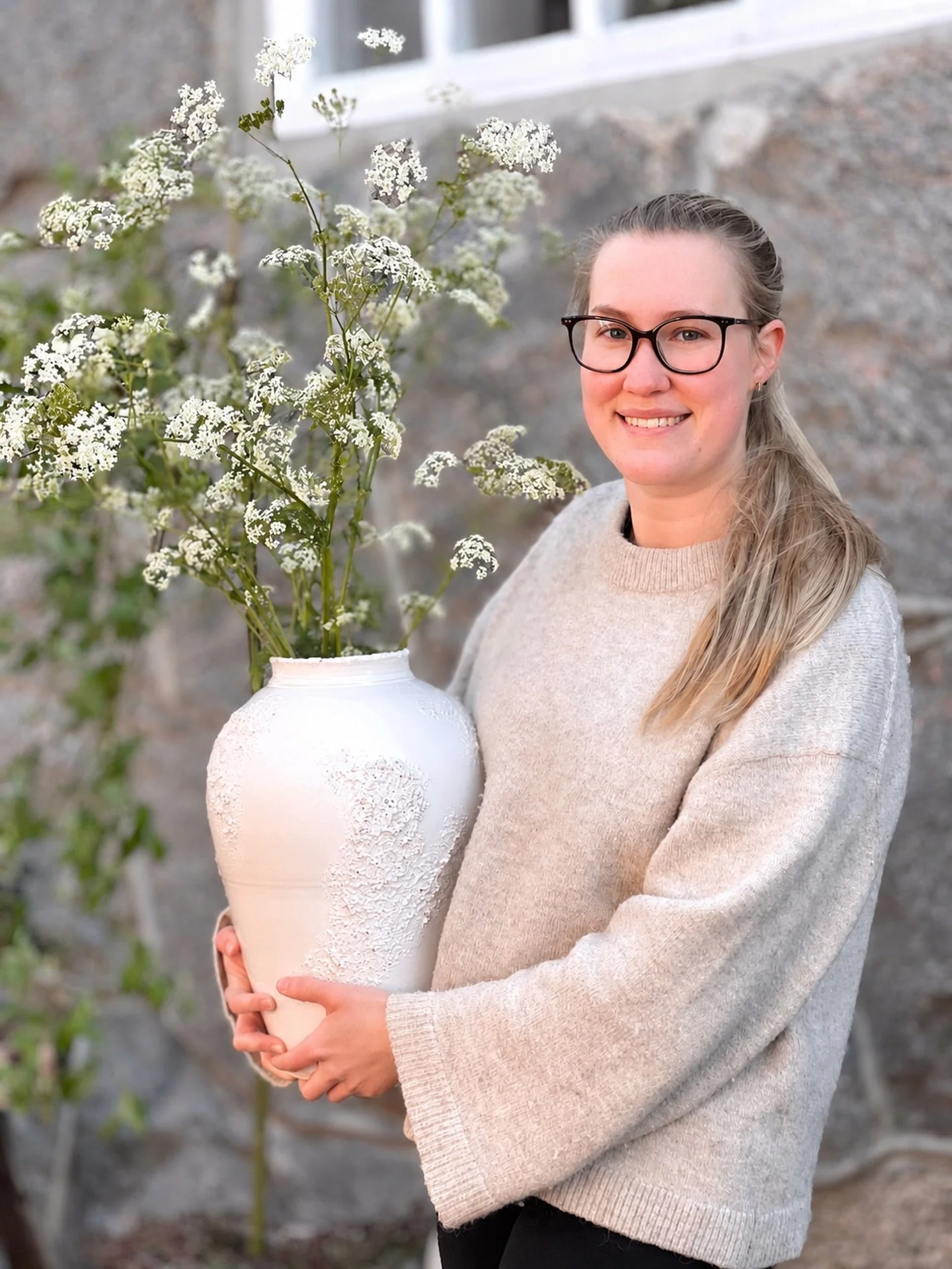 Den h&auml;r helgen h&aring;ller vi b&aring;de tummar och t&aring;r f&ouml;r Josefin p&aring; Studio St&aring;lnacke som &auml;r iv&auml;g och t&auml;vlar i drejning! 
 Stort lycka till Josefin &ndash; vi hejar p&aring; dig!

Det betyder att Josefin 
