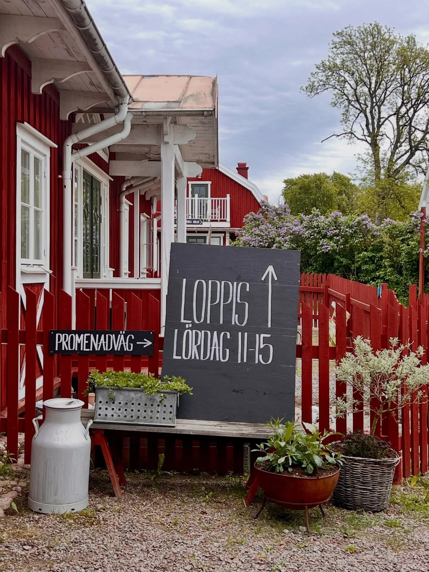 FYND, FIKA &amp; FIRANDE &ndash; Vi ser fram emot en h&auml;rlig helg p&aring; g&aring;rden.

☀️ L&Ouml;RDAG = LOPPIS!
Kl. 11&ndash;15 fylls g&aring;rden av loppisbord med fynd, skatter och unika saker f&ouml;r b&aring;de stora och sm&aring;. Kom och