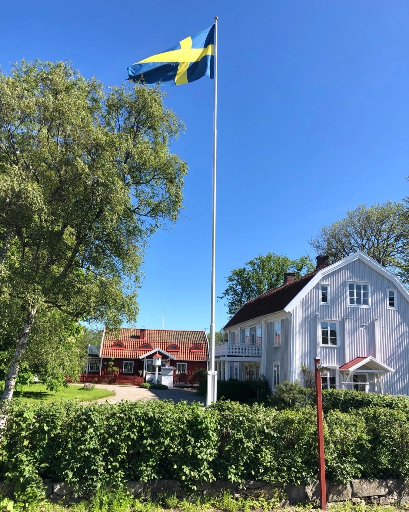 🇸🇪 Fira nationaldagen hos oss! 🇸🇪

Ta med familj och v&auml;nner och njut av en h&auml;rlig dag p&aring; landet. V&aring;ra butiker &auml;r &ouml;ppna och fyllda med sommark&auml;nsla f&ouml;r b&aring;de stora och sm&aring;.

Blir du fikasugen fi