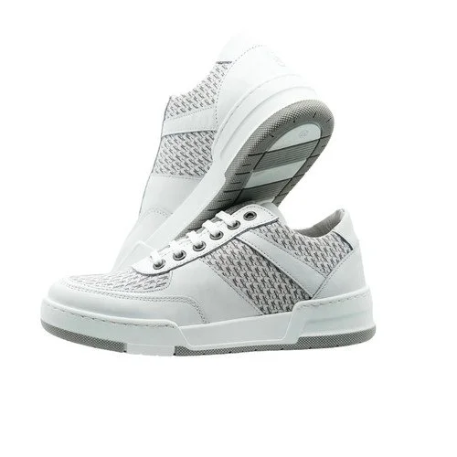 Ein Paar weiße Sportschuhe mit grauem Muster auf den Seiten.