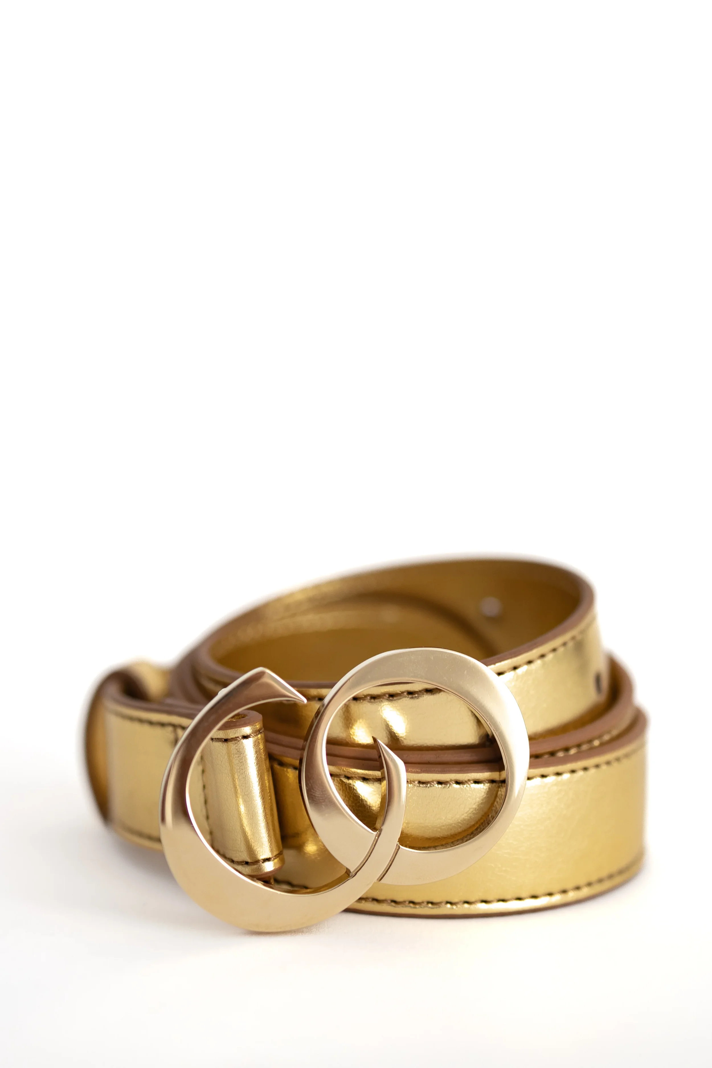 Goldener Gürtel mit doppeltem Schnallen-Design auf weißem Hintergrund.