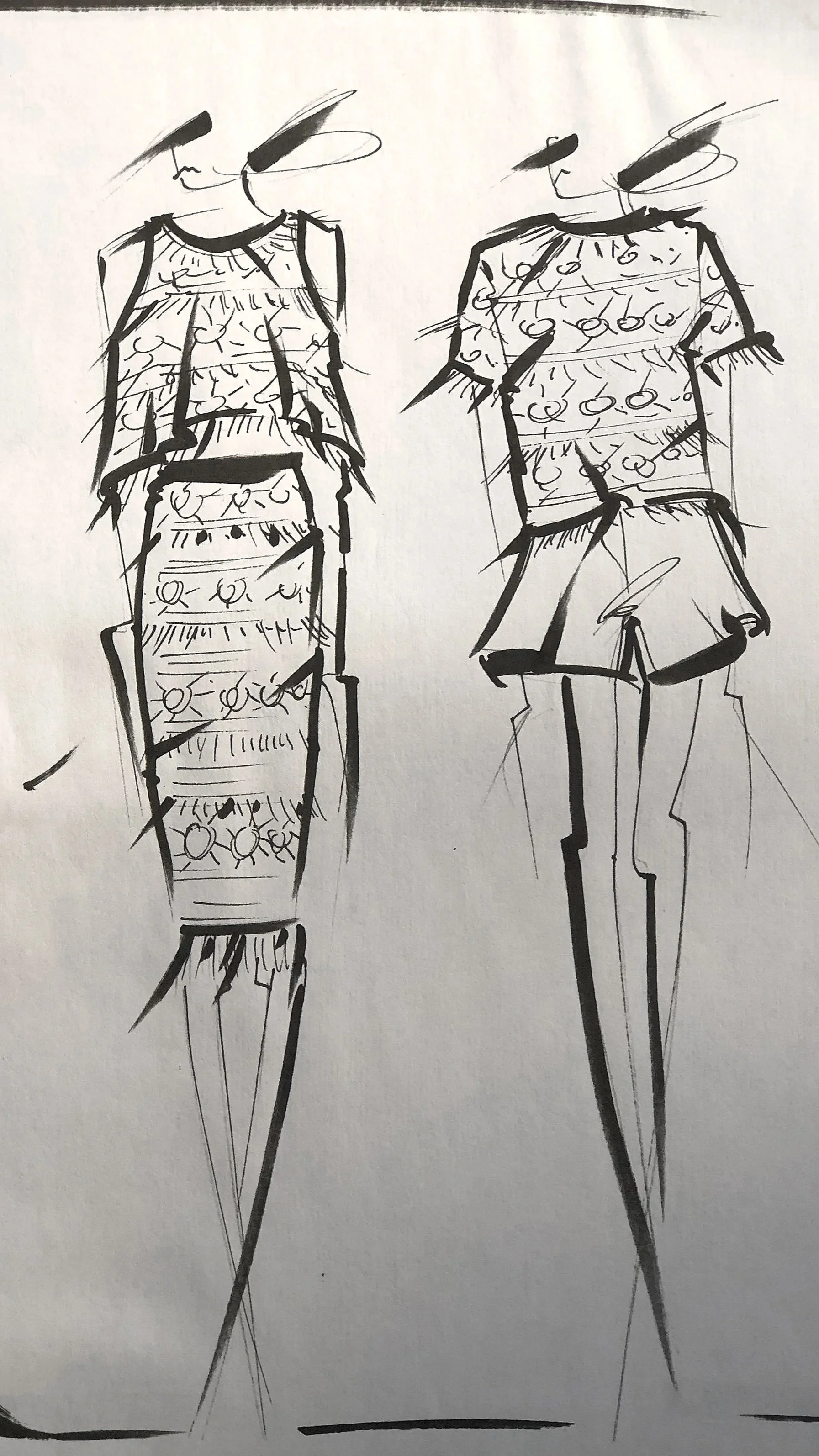 Skizze von zwei Modenschauen mit Modelen, die trendige Sommerkleidung präsentieren. Links: langes, bunt gemustertes Kleid mit geschwungener Oberbekleidung. Rechts: kurzärmeliges, gemustertes Top mit Shorts. gezeichnet von Elisabeth Reinhartshuber