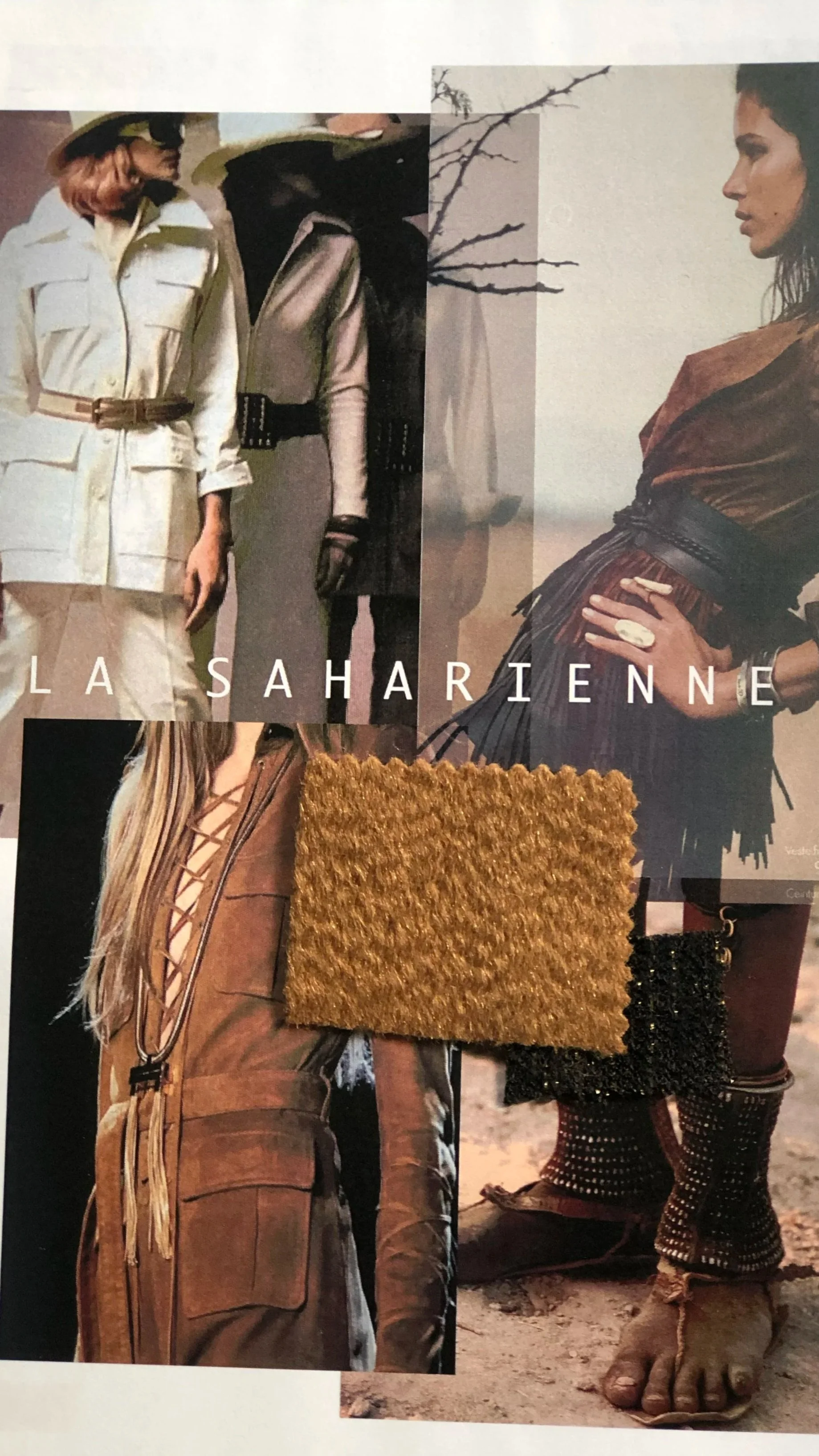 Modestreifen mit Frauen in verschiedenen Outfits, Stoffprobe in Gold, geometrische Muster, Sandboden, Wort 'La Saharienne'