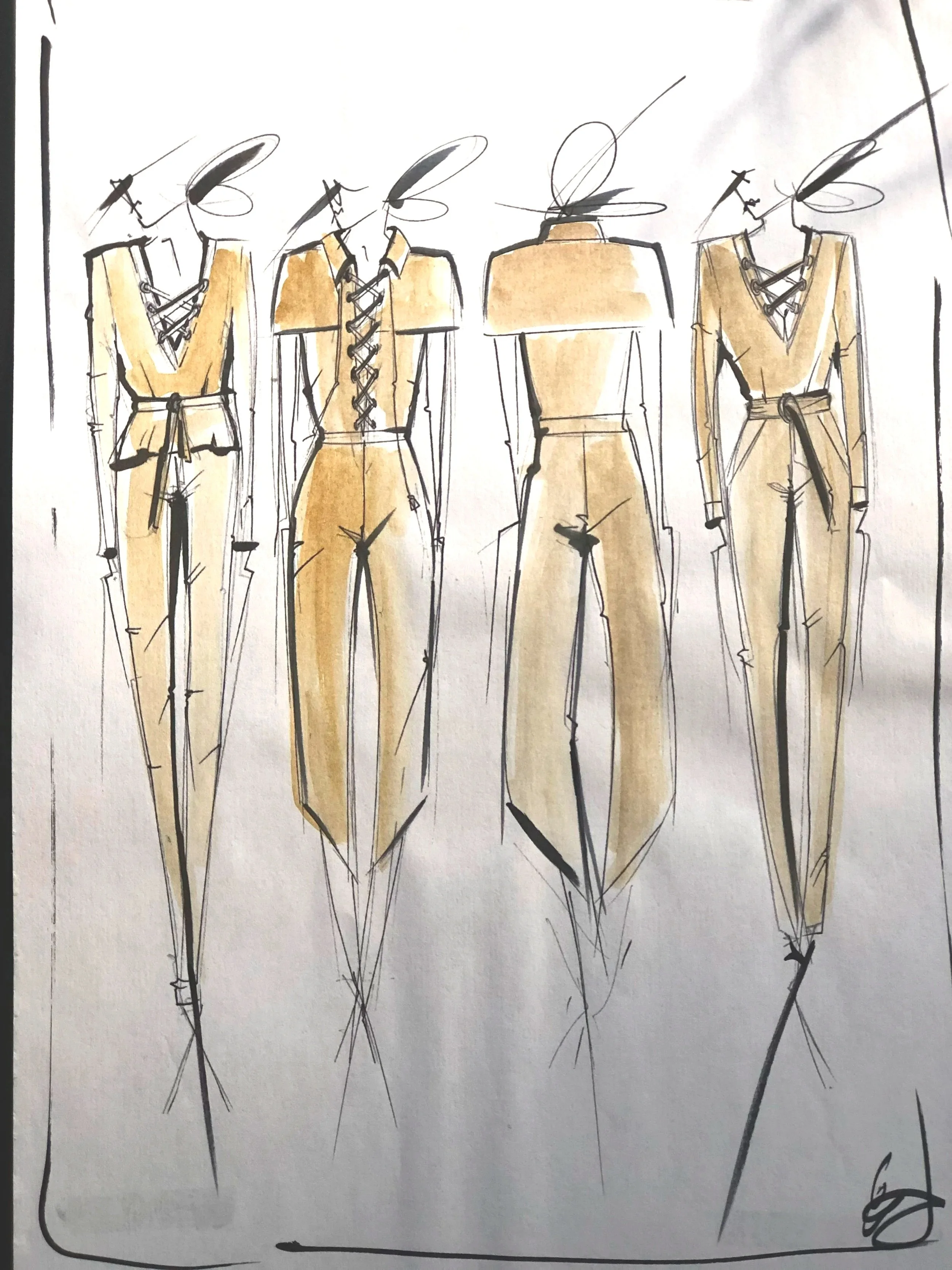 Skizze von vier weiblichen Model-Outfits in Braun- und Beige-Tönen, mit Spitzen, Gürtel und Schulterdetails, auf einer weißen Fläche gezeichnet von Elisabeth Reinhartshuber