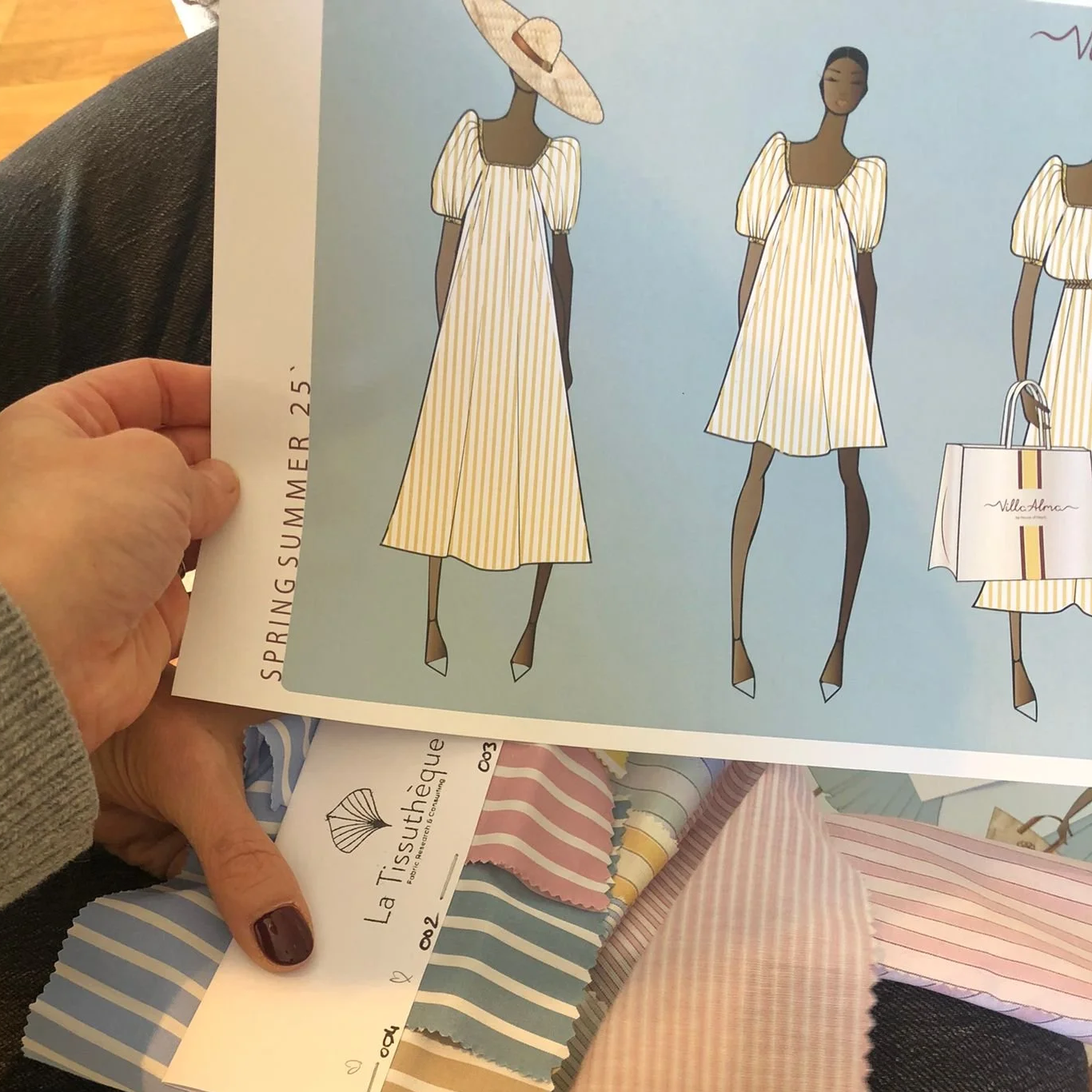 Skizzen von Sommerkleidern mit Blusenausschnitten, Puffärmeln und gestreiften Stoffmustern.