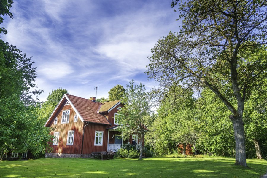 Ein rotes schwedisches Haus mitten im Wald