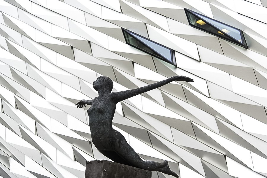 Titanic Museum in Belfast, eine nachte Frauenstatue vor einer Fassade