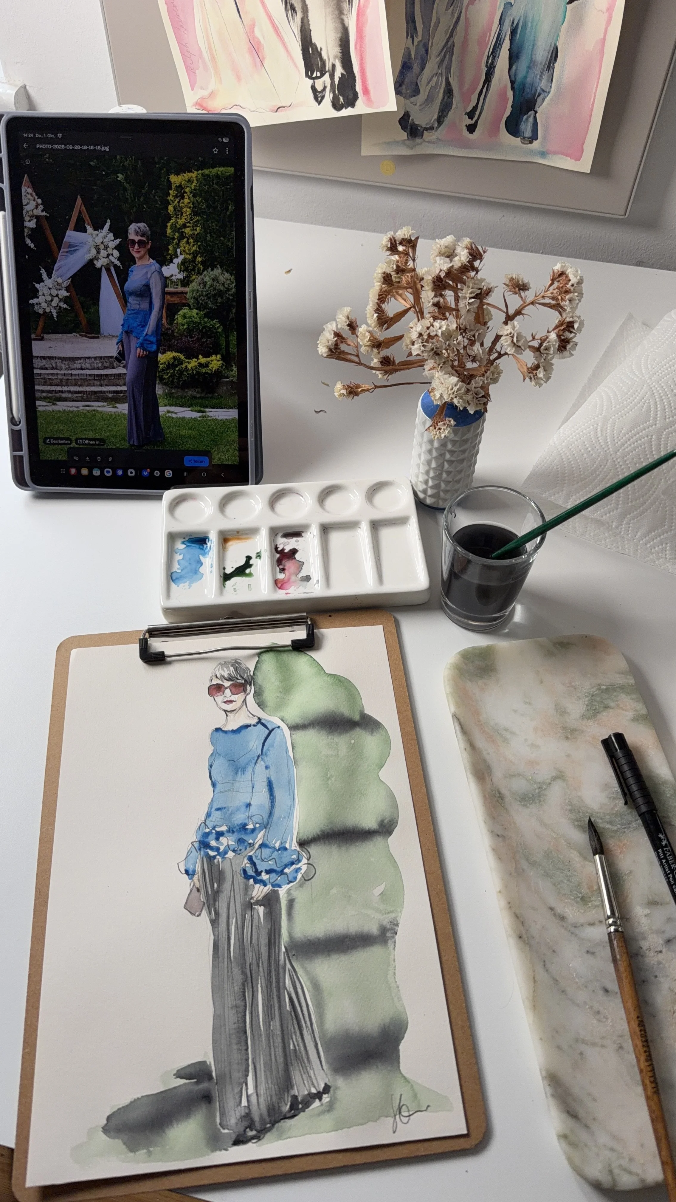 Inna Stein creating a live fashion illustration in watercolor