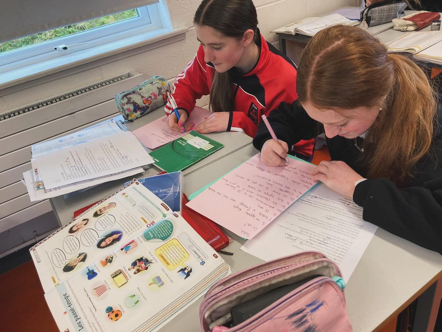 In their First Year French lesson today, Class Gr&aacute;inne prepared letters to send to their new French penpals in Coll&egrave;ge la Durantiere in Nantes, France! 🇫🇷 Students had a great time showing off their French vocabulary and look forward 