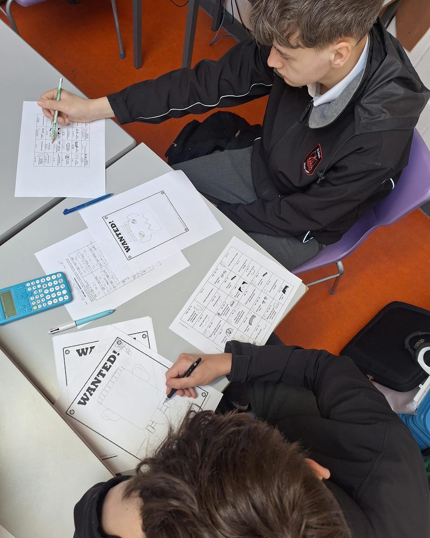 Well done to our Third Year Maths students who were recently Simplifying Algebraic Expressions as part of their Junior Cycle revision! 🧮 Students had to simplify the expressions in order to figure out what elements they needed to include in a mugsho