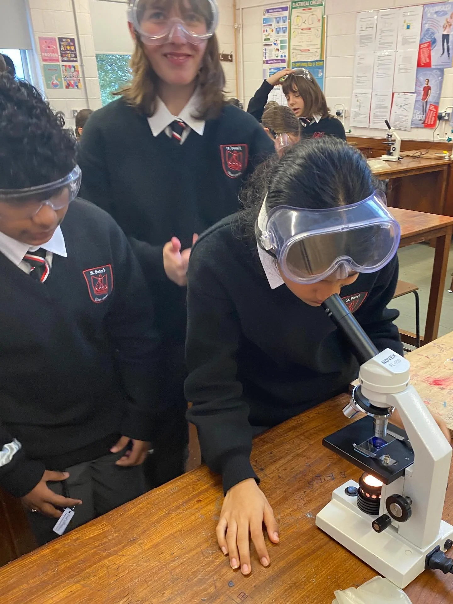 Recently, our First Years in Class Nuala examined both plant and animal cells under the microscope in their Science lessons 🔬 Students enjoyed observing key parts of the cells and learning about the functions of the different parts 🧫 Well done to e