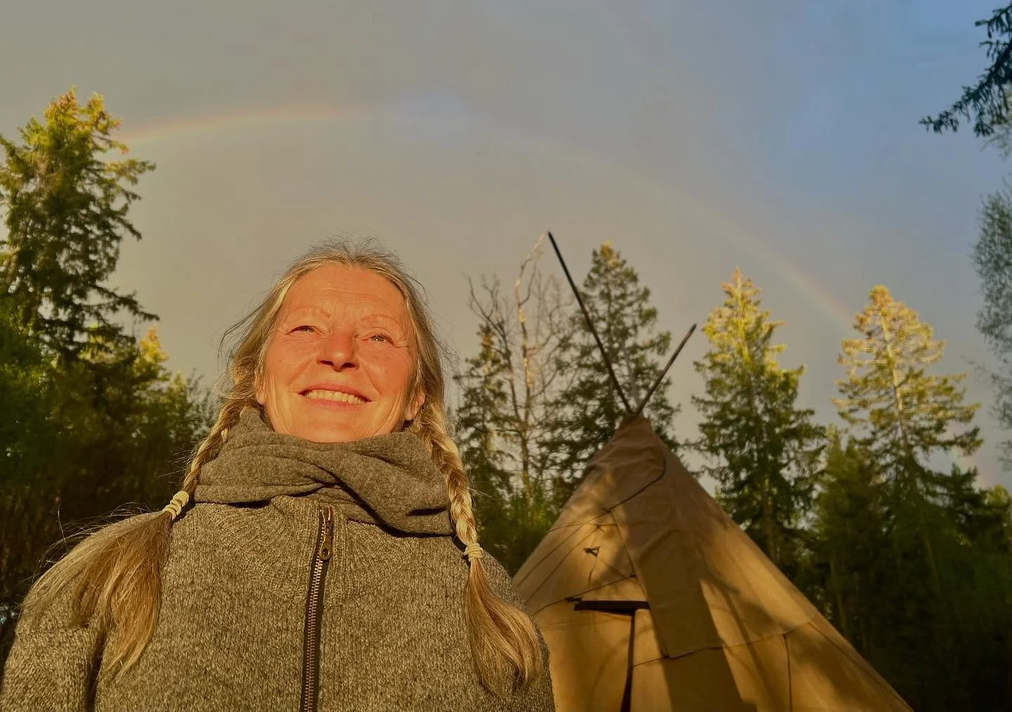 Kollar p&aring; bilder fr&aring;n min sista vecka i skogen p&aring; det lilla berget vid sj&ouml;n. Hittade dessa som jag bara m&aring;ste dela. 

De visar s&aring; tydligt den djupaste k&auml;nslan och kontakten med tiden i J&auml;rna... och mest av