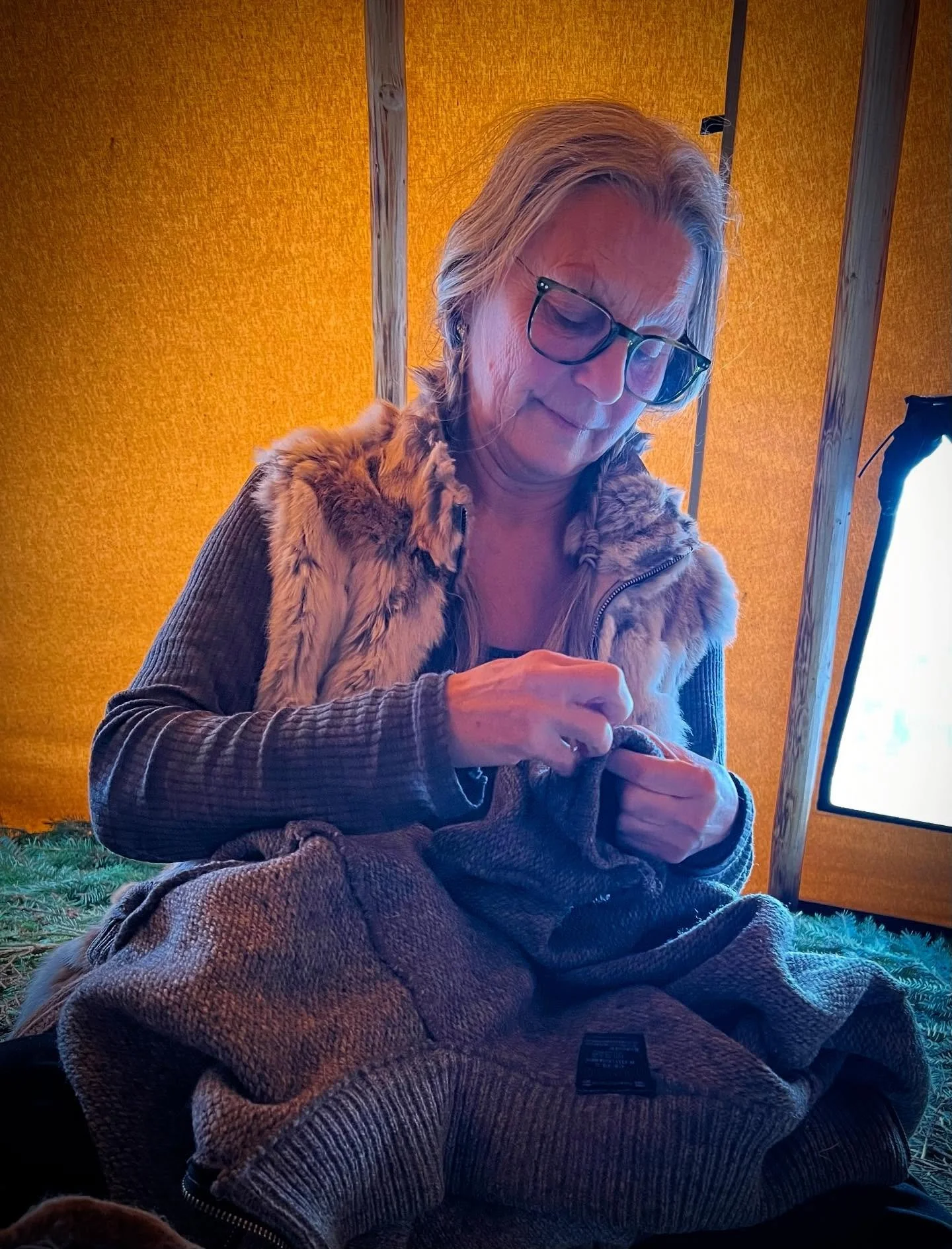 Att f&ouml;lja gl&auml;djen - en magisk trollformel f&ouml;r praktisk harmoni.

Jag f&aring;r ofta fr&aring;gan vad jag g&ouml;r hela dagarna hemma i skogen. P&aring; ett s&auml;tt &auml;r svaret enkelt; jag tar hand om mig sj&auml;lv, min kropp och 